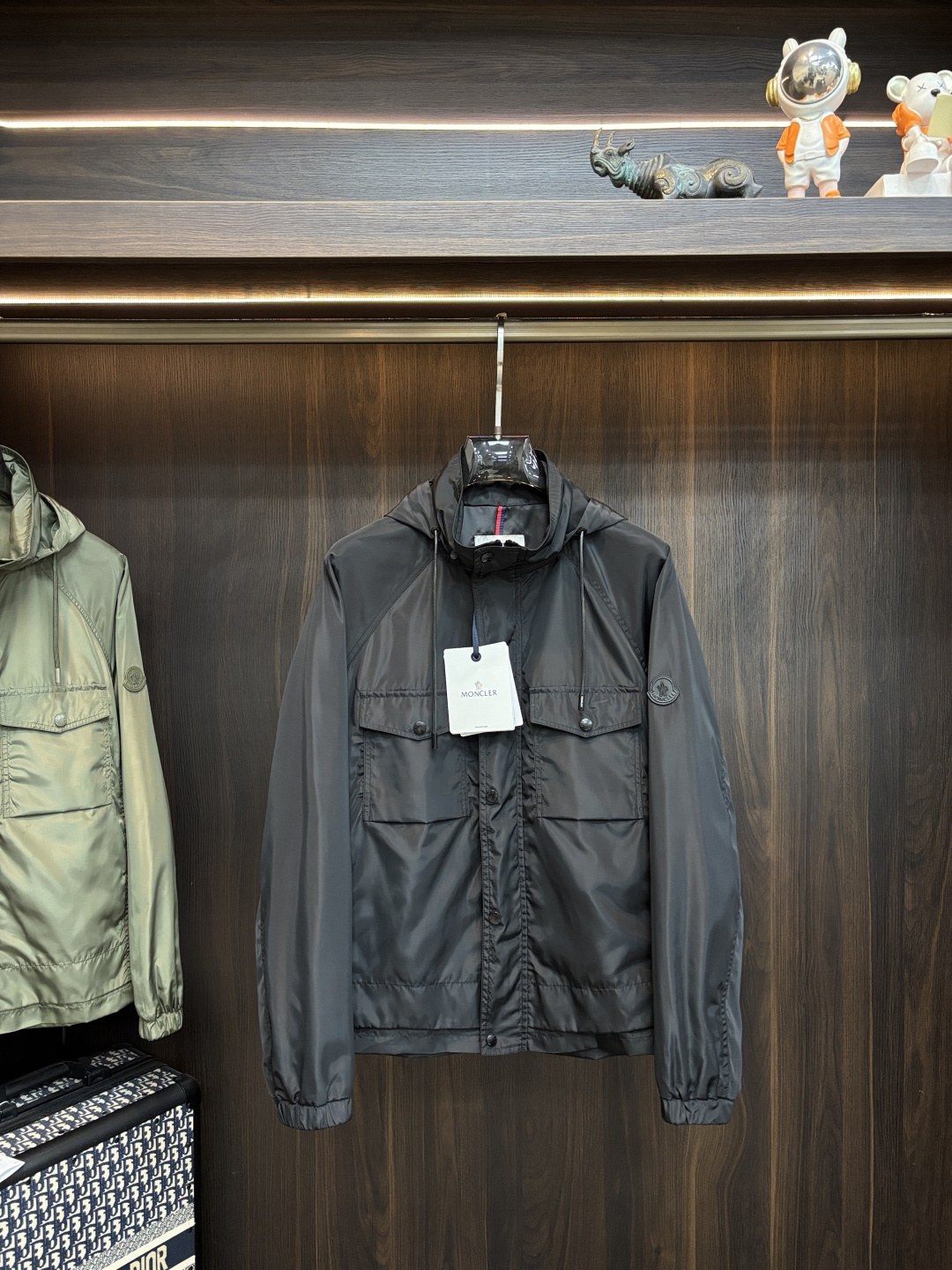 NO:746485,Moncler 2026 Spring New Style Releases Hooded Stand Collar Jacket, Hidden Hood Design Spring Popular Jacket, Letter Logo Embroidered Style, Wearing It Makes You Comfortable and Slim, Lazy and Casual, Combined with Clean and Simple Colors, It is Especially Eye-catching, Suitable for Daily Wear ~ We are launching sports items decorated with vibrant prints!  Sizes M-3XL, complete with three standards, shipped next day, color black, military green/G8817 H2026 new release,,Moncler,jackets & coats,jackets & coats,hats,19860909Moncler 2026春季新款发布蒙口立领夹克外套,隐藏帽衫设计春季爆款夹克外套,字母Logo 刺绣款,穿上就是舒适自在又显瘦的存在,慵懒而随性,结合干净简单的色系就特别耐看,适合日常穿着~倾情推出缀饰活力印花的运动单品！ 尺码M-3XL 三标齐全 隔天出货 颜色黑色 军绿/G8817 H2026新款首发,,Moncler,jackets & coats,jackets & coats,hats,,Men's clothing