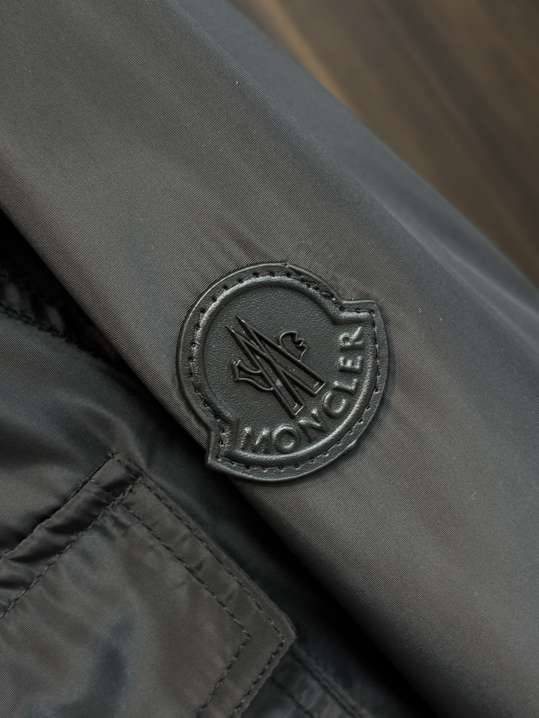 Moncler 2026春季新款发布❤️蒙口立领夹克外套，隐藏帽衫设计春季爆款夹克外套，字母Logo 刺