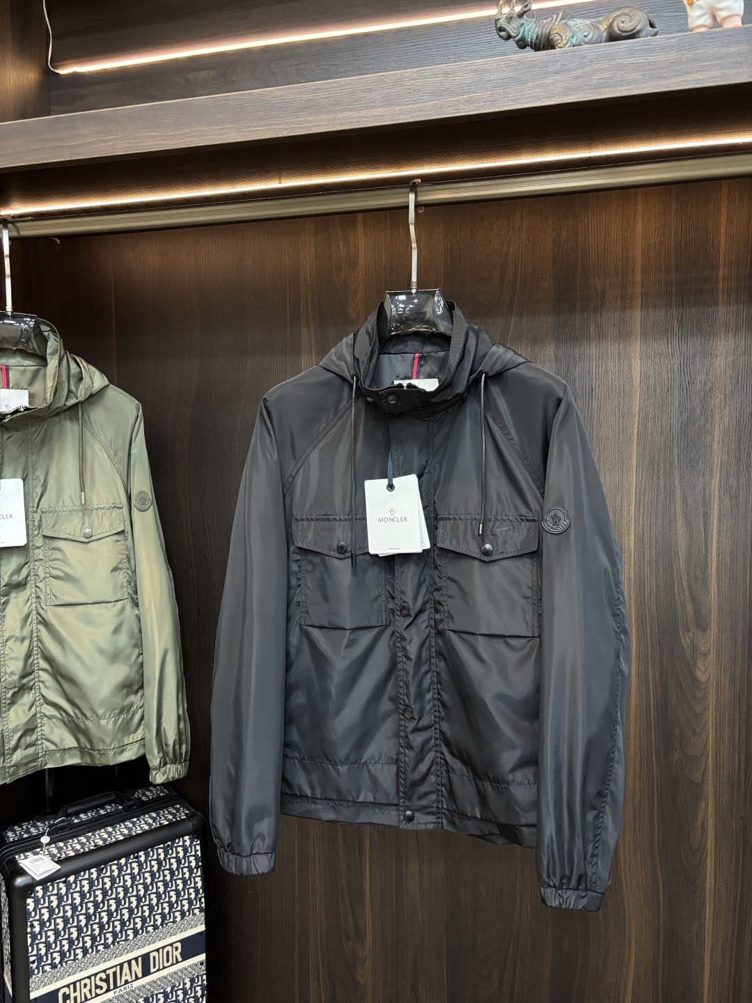 Moncler 2026春季新款发布❤️蒙口立领夹克外套，隐藏帽衫设计春季爆款夹克外套，字母Logo 刺