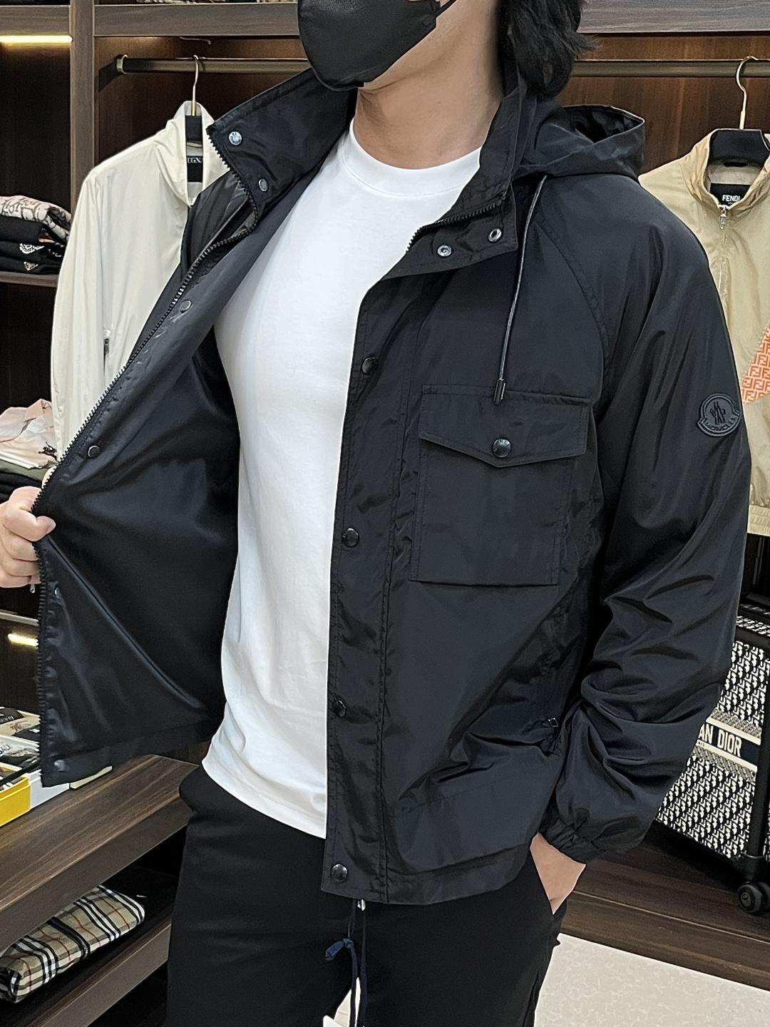 Moncler 2026春季新款发布❤️蒙口立领夹克外套，隐藏帽衫设计春季爆款夹克外套，字母Logo 刺
