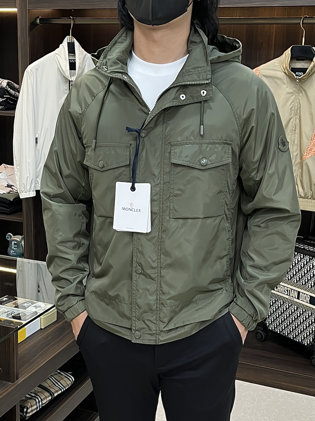 NO:745267,The main recommendation of Moncler's 2026 spring new style is the muffled stand-up collar jacket, the spring hot jacket with hidden hoodie design, and the letter logo embroidery style. Wearing it makes you feel comfortable and slim, lazy and casual, combined with clean and simple colors, it is particularly attractive and suitable for daily wear ~ We are launching sports items decorated with vibrant prints!  Sizes M-3XL, complete with three standards, shipped next day, color black, military green, H2026 new model debut,,Moncler,jackets & coats,jackets & coats,hats,19860909主推 Moncler 2026春季新款发布蒙口立领夹克外套,隐藏帽衫设计春季爆款夹克外套,字母Logo 刺绣款,穿上就是舒适自在又显瘦的存在,慵懒而随性,结合干净简单的色系就特别耐看,适合日常穿着~倾情推出缀饰活力印花的运动单品！ 尺码M-3XL 三标齐全 隔天出货 颜色黑色 军绿 H2026新款首发,,Moncler,jackets & coats,jackets & coats,hats,,Men's clothing