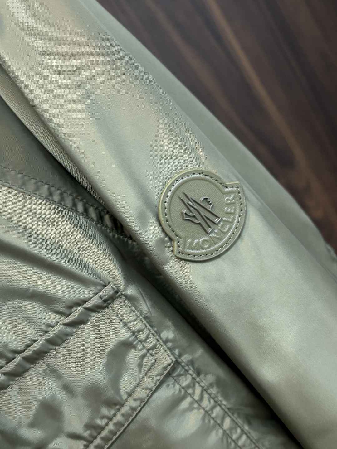 Moncler 2026春季新款发布❤️蒙口立领夹克外套，隐藏帽衫设计春季爆款夹克外套，字母Logo 刺