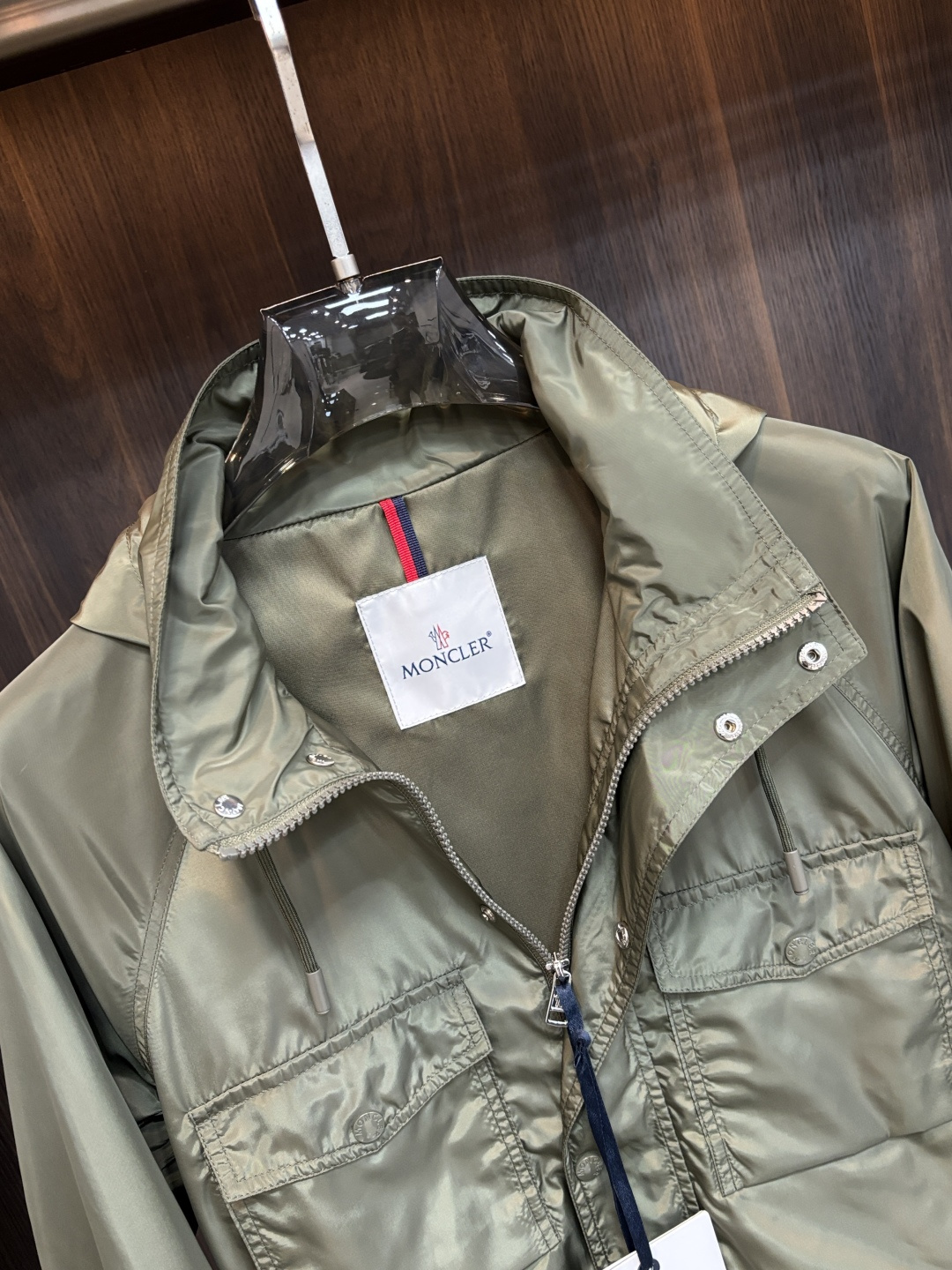 Moncler 2026春季新款发布❤️蒙口立领夹克外套，隐藏帽衫设计春季爆款夹克外套，字母Logo 刺