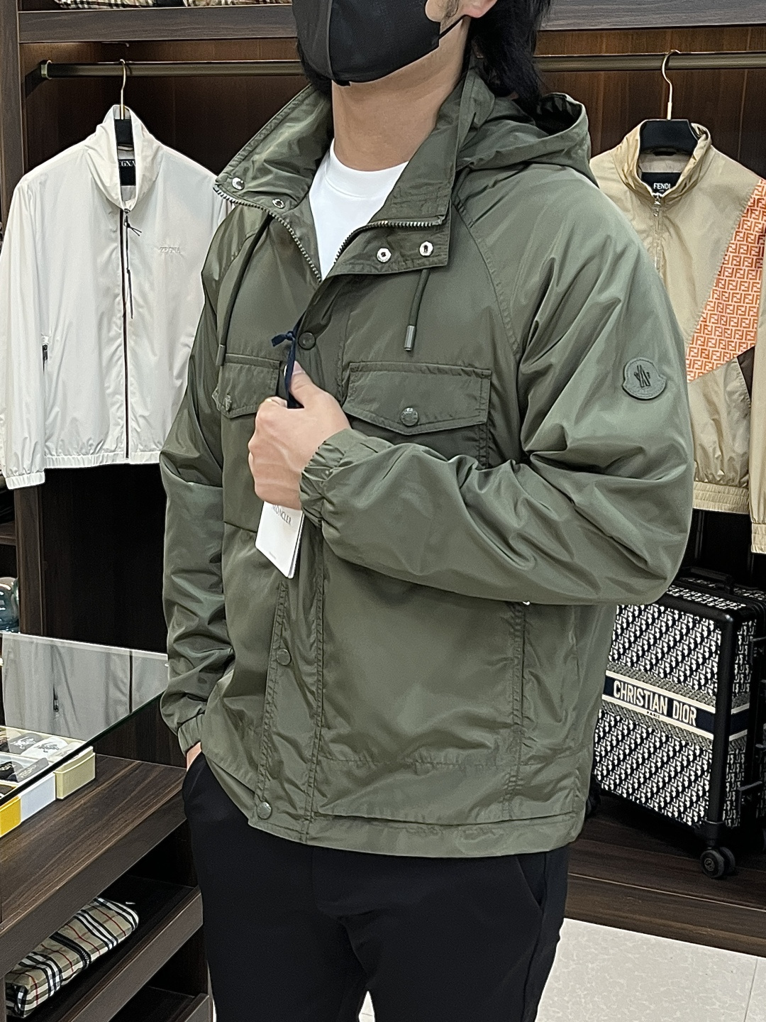 Moncler 2026春季新款发布❤️蒙口立领夹克外套，隐藏帽衫设计春季爆款夹克外套，字母Logo 刺
