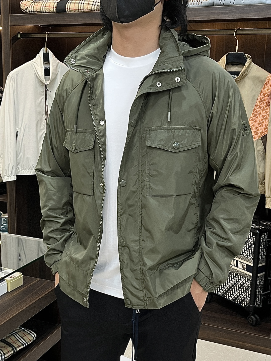 Moncler 2026春季新款发布❤️蒙口立领夹克外套，隐藏帽衫设计春季爆款夹克外套，字母Logo 刺