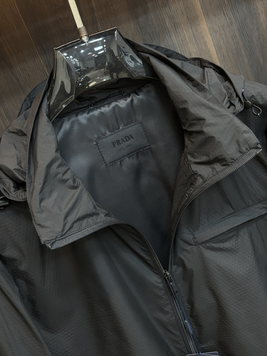 Prada 2026春季新款发布❤️普拉达连帽夹克外套，设计春季爆款夹克外套，字母Logo 刺绣款，穿上