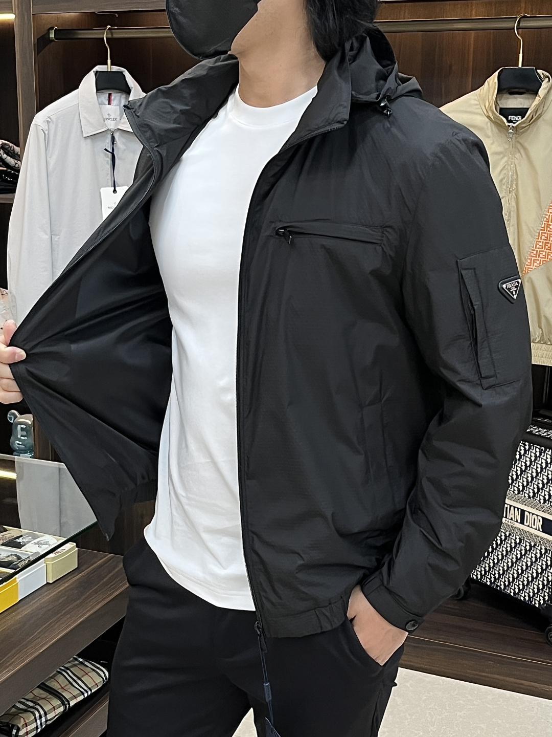 Prada 2026春季新款发布❤️普拉达连帽夹克外套，设计春季爆款夹克外套，字母Logo 刺绣款，穿上