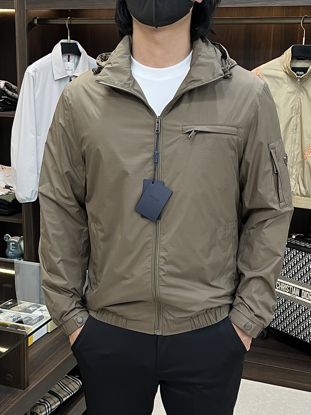 NO:745272,The main recommendation of Prada's 2026 spring new style is the Prada hooded jacket, a popular spring design jacket with letter logo embroidery. It makes you feel comfortable and slim when you wear it. It is lazy and casual. It is particularly attractive when combined with clean and simple colors. It is suitable for daily wear~ We are launching sports items decorated with vibrant prints!  Sizes M-3XL, complete with three standards, shipped next day, color black, brown, H2026 new model debut,, prada, prada, jackets & coats, jackets & coats, hats,19860909主推 Prada 2026春季新款发布普拉达连帽夹克外套,设计春季爆款夹克外套,字母Logo 刺绣款,穿上就是舒适自在又显瘦的存在,慵懒而随性,结合干净简单的色系就特别耐看,适合日常穿着~倾情推出缀饰活力印花的运动单品！ 尺码M-3XL 三标齐全 隔天出货 颜色黑色 咖色 H2026新款首发,,prada,prada,jackets & coats,jackets & coats,hats,,Men's clothing