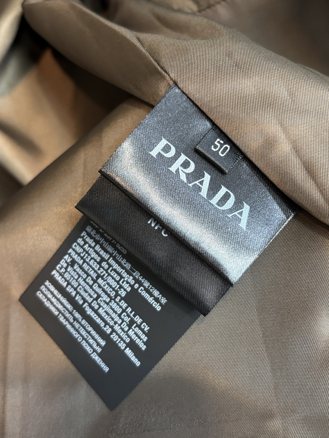 Prada 2026春季新款发布❤️普拉达连帽夹克外套，设计春季爆款夹克外套，字母Logo 刺绣款，穿上