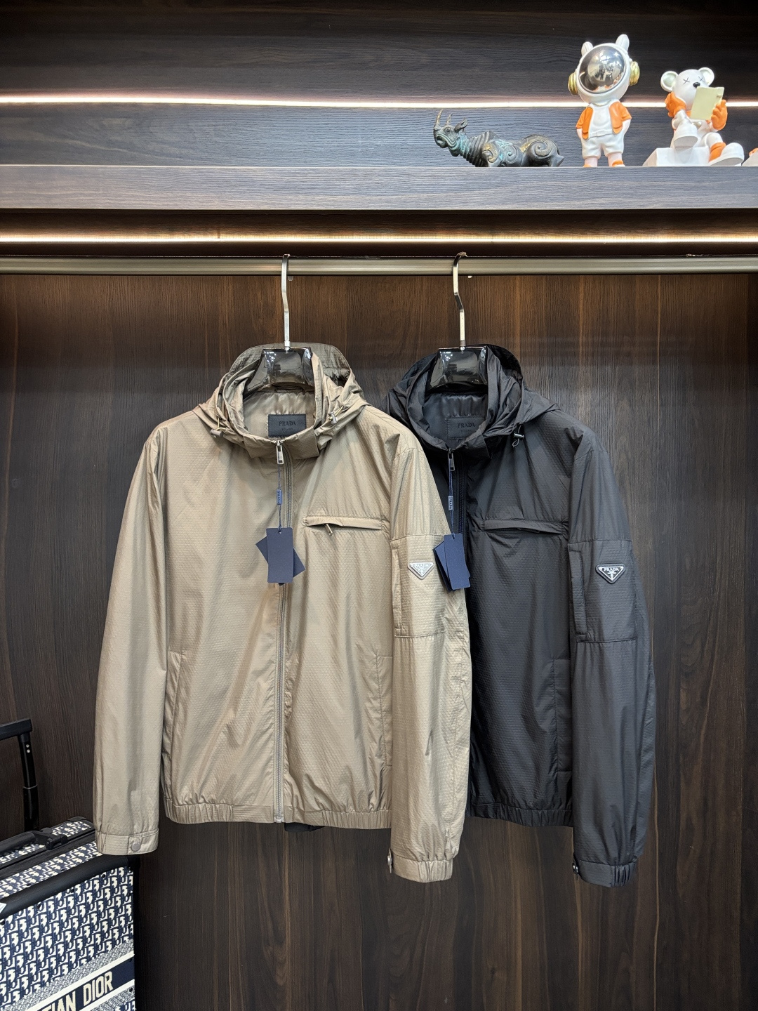 NO:746491,Prada 2026 Spring New Style Releases Prada Hooded Jacket, a popular design for spring, with embroidered letter logo. It makes you feel comfortable and slim when you wear it. It is lazy and casual. It is particularly attractive when combined with clean and simple colors. It is suitable for daily wear ~ We are launching sports items decorated with vibrant prints!  Sizes M-3XL, complete with three standards, color black, brown/G8819 H2026 new release,, prada, prada, jackets & coats, jackets & coats, hats,19860909Prada 2026春季新款发布普拉达连帽夹克外套,设计春季爆款夹克外套,字母Logo 刺绣款,穿上就是舒适自在又显瘦的存在,慵懒而随性,结合干净简单的色系就特别耐看,适合日常穿着~倾情推出缀饰活力印花的运动单品！ 尺码M-3XL 三标齐全 颜色黑色 咖色/G8819 H2026新款首发,,prada,prada,jackets & coats,jackets & coats,hats,,Men's clothing