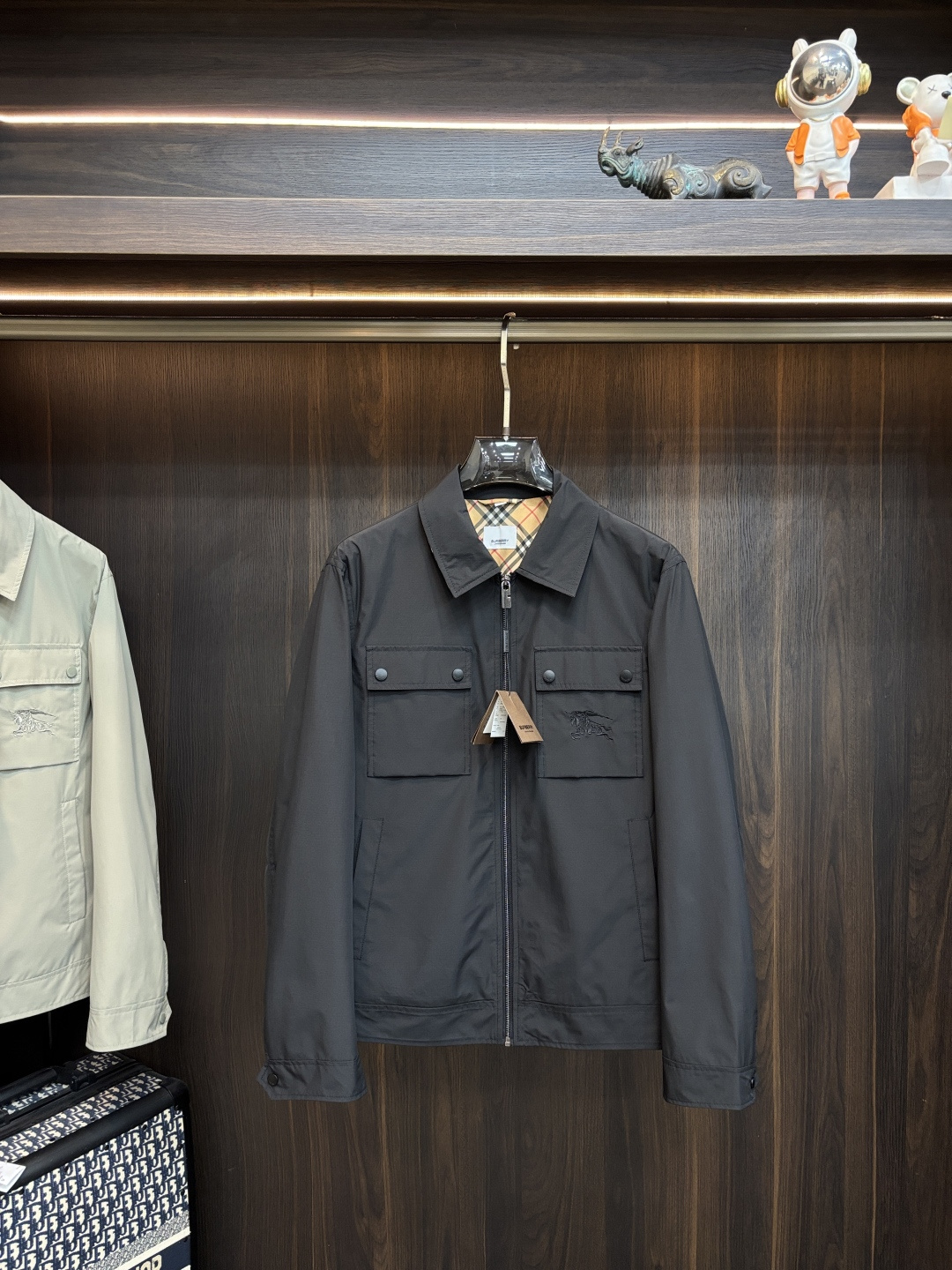 NO:746474,Burberry 2026 Spring New Style Releases Burberry Lapel Jacket, Designed Spring Popular Jacket, Letter Logo Embroidered Style, Wearing It Makes You Comfortable and Slim, Lazy and Casual, Combined with Clean and Simple Colors, It is Especially Eye-catching, Suitable for Daily Wear ~ We are launching sports items decorated with vibrant prints!  Sizes M-3XL, complete with three standards, shipped next day, color black, military green, H2026 new release/H8828,,burberry,burberry,jackets & coats,jackets & coats,19860909Burberry 2026春季新款发布巴宝莉翻领夹克外套,设计春季爆款夹克外套,字母Logo 刺绣款,穿上就是舒适自在又显瘦的存在,慵懒而随性,结合干净简单的色系就特别耐看,适合日常穿着~倾情推出缀饰活力印花的运动单品！ 尺码M-3XL 三标齐全 隔天出货 颜色黑色 军绿 H2026新款首发/H8828,,burberry,burberry,jackets & coats,jackets & coats,,Men's clothing