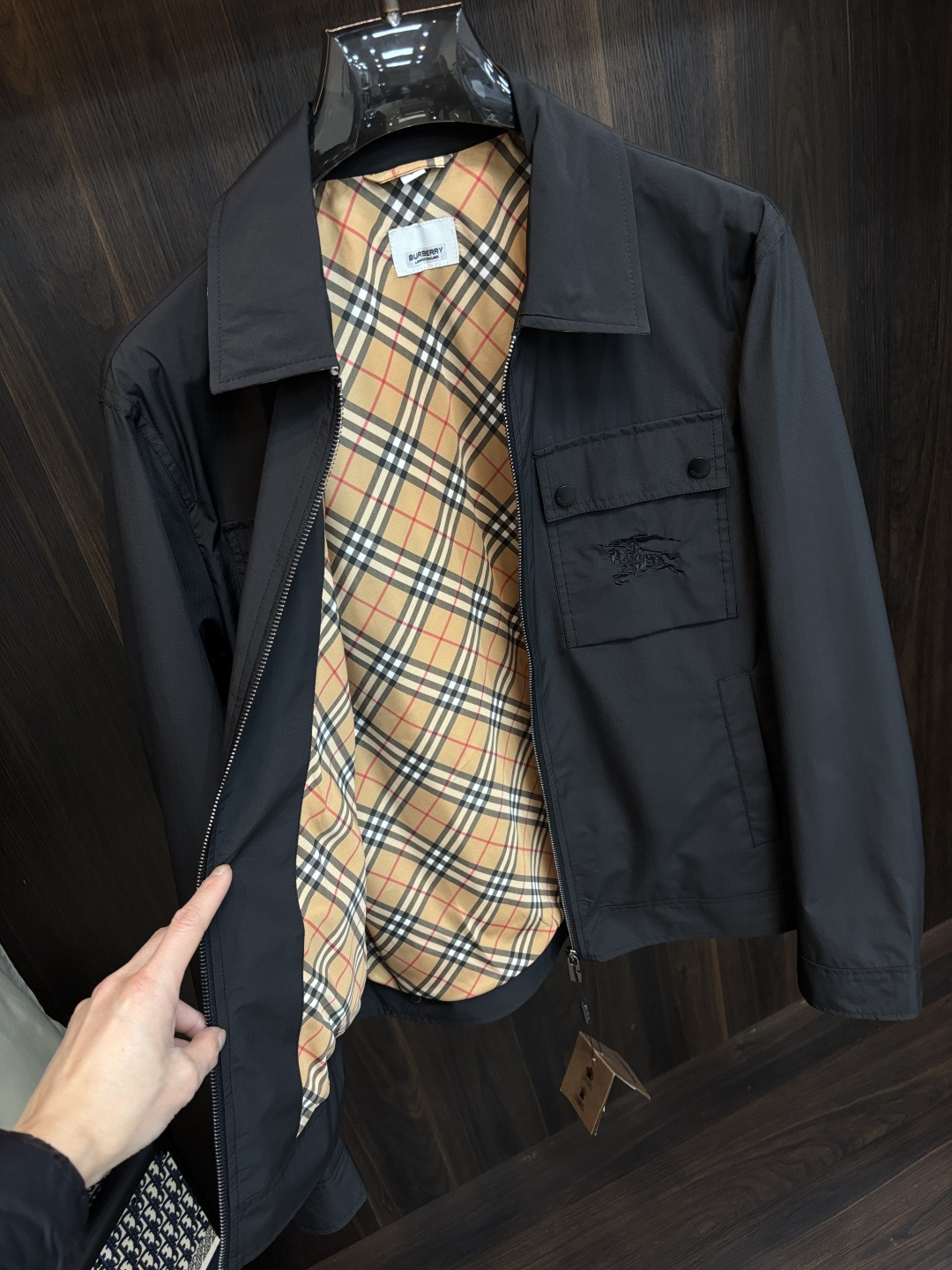 Burberry 2026春季新款发布❤️巴宝莉翻领夹克外套，设计春季爆款夹克外套，字母Logo 刺绣款