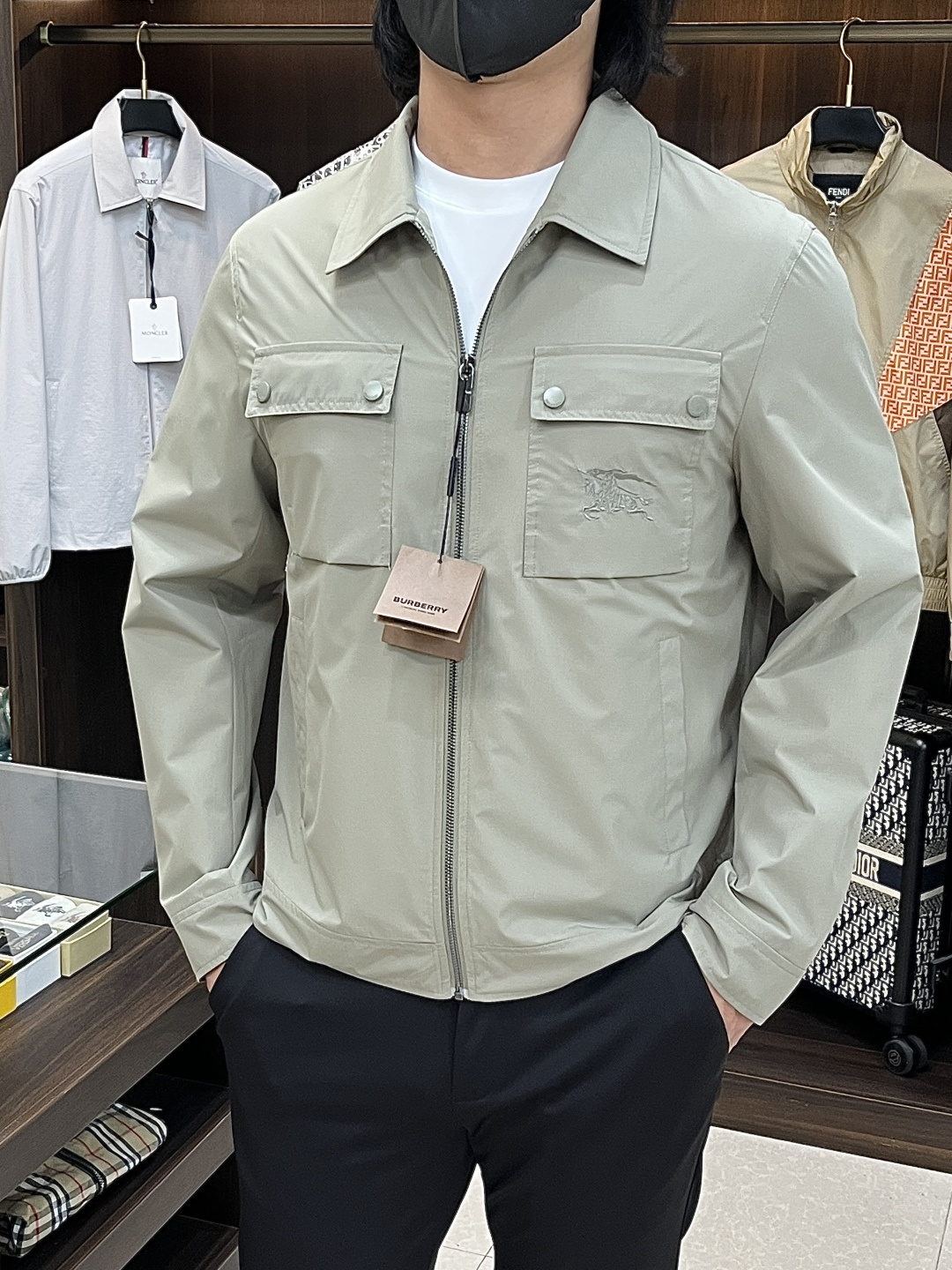 NO:745277,The main recommendation is Burberry's 2026 spring new style Burberry lapel jacket, a popular design for spring, with letter logo embroidery. Wearing it makes you feel comfortable and slim, lazy and casual, combined with clean and simple colors, it is particularly eye-catching and suitable for daily wear~ We are launching sports items decorated with vibrant prints!  Sizes M-3XL, complete with three standards, shipped next day, color black, military green, H2026 new model debut,,burberry,burberry,jackets & coats,jackets & coats,19860909主推 Burberry 2026春季新款发布巴宝莉翻领夹克外套,设计春季爆款夹克外套,字母Logo 刺绣款,穿上就是舒适自在又显瘦的存在,慵懒而随性,结合干净简单的色系就特别耐看,适合日常穿着~倾情推出缀饰活力印花的运动单品！ 尺码M-3XL 三标齐全 隔天出货 颜色黑色 军绿 H2026新款首发,,burberry,burberry,jackets & coats,jackets & coats,,Men's clothing