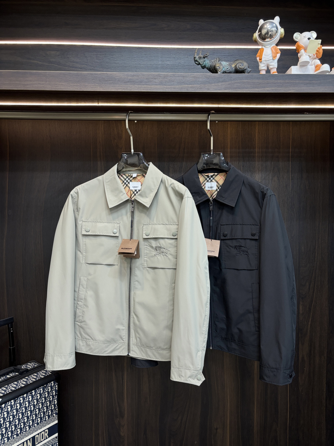 NO:746476,Burberry 2026 Spring New Style Releases Burberry Lapel Jacket, Designed Spring Popular Jacket, Letter Logo Embroidered Style, Wearing It Makes You Comfortable and Slim, Lazy and Casual, Combined with Clean and Simple Colors, It is Especially Eye-catching, Suitable for Daily Wear ~ We are launching sports items decorated with vibrant prints!  Sizes M-3XL, three complete standards, color black, military green, H2026 new release/G8828,,burberry,burberry,jackets & coats,jackets & coats,19860909Burberry 2026春季新款发布巴宝莉翻领夹克外套,设计春季爆款夹克外套,字母Logo 刺绣款,穿上就是舒适自在又显瘦的存在,慵懒而随性,结合干净简单的色系就特别耐看,适合日常穿着~倾情推出缀饰活力印花的运动单品！ 尺码M-3XL 三标齐全 颜色黑色 军绿 H2026新款首发/G8828,,burberry,burberry,jackets & coats,jackets & coats,,Men's clothing