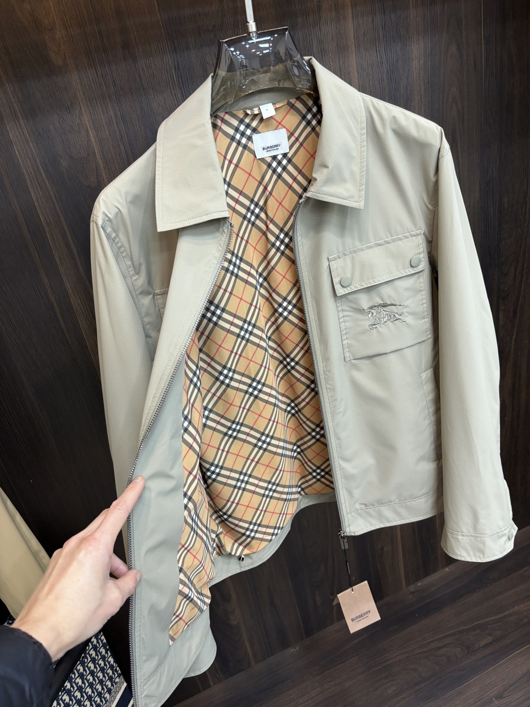 Burberry 2026春季新款发布❤️巴宝莉翻领夹克外套，设计春季爆款夹克外套，字母Logo 刺绣款