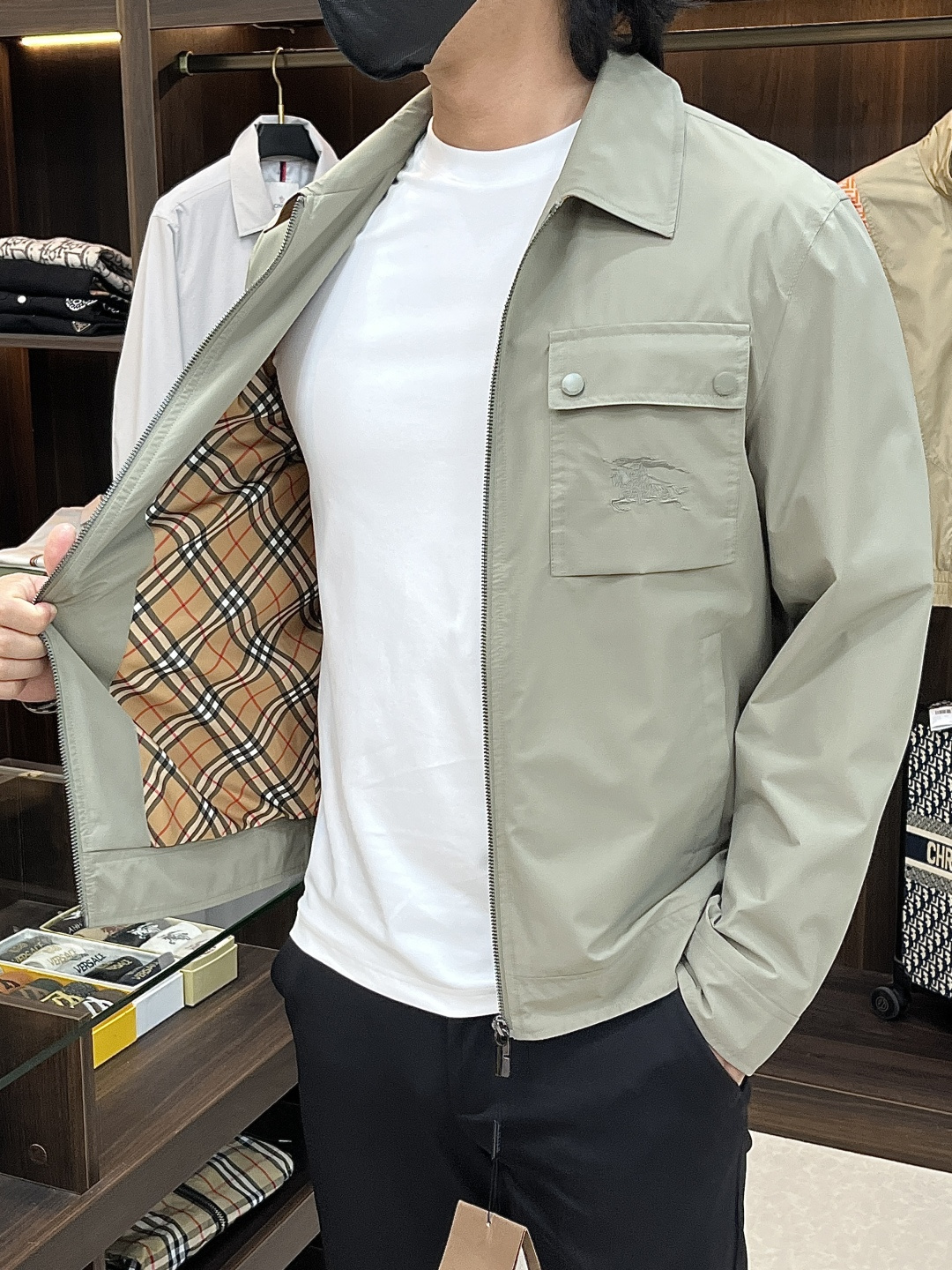 Burberry 2026春季新款发布❤️巴宝莉翻领夹克外套，设计春季爆款夹克外套，字母Logo 刺绣款