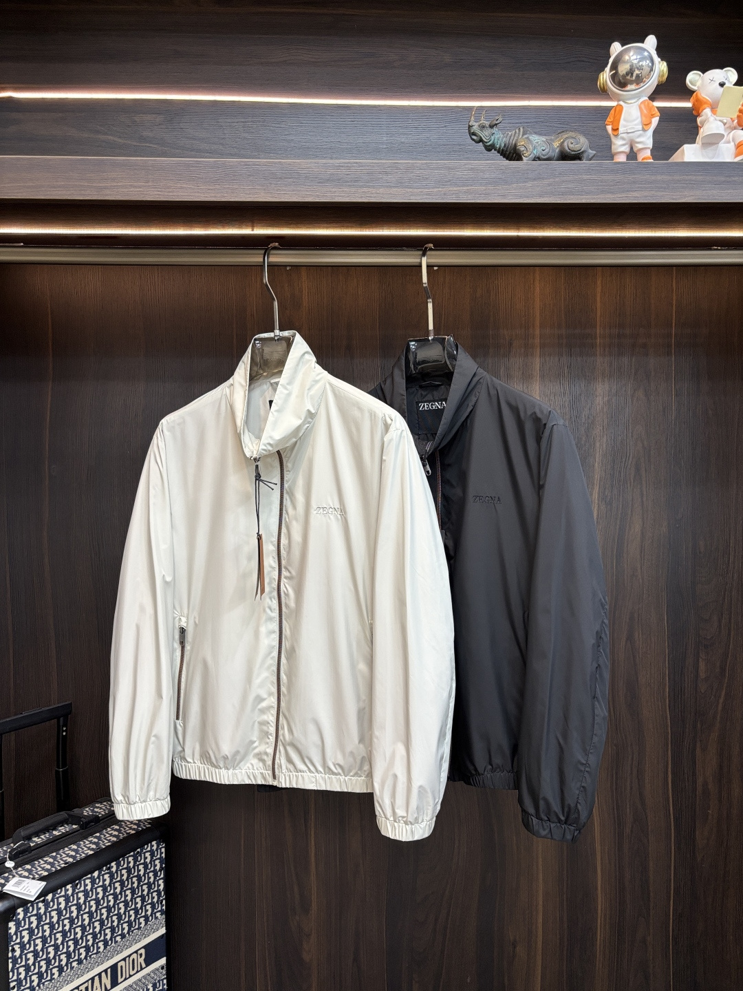 NO:746478,Zegna's 2026 spring new style releases the Zegna stand-up collar jacket, a popular spring design jacket with letter Logo embroidery. It makes you feel comfortable and slim when you wear it. It is lazy and casual. When combined with clean and simple colors, it is particularly attractive and suitable for daily wear ~ We are launching sports items decorated with vibrant prints!  Sizes M-3XL, complete with three standards, color black, khaki H2026 new release/G8816,,zegna,jackets & coats,jackets & coats,19860909Zegna 2026春季新款发布杰尼亚立领夹克外套,设计春季爆款夹克外套,字母Logo 刺绣款,穿上就是舒适自在又显瘦的存在,慵懒而随性,结合干净简单的色系就特别耐看,适合日常穿着~倾情推出缀饰活力印花的运动单品！ 尺码M-3XL 三标齐全 颜色黑色 卡其色 H2026新款首发/G8816,,zegna,jackets & coats,jackets & coats,,Men's clothing