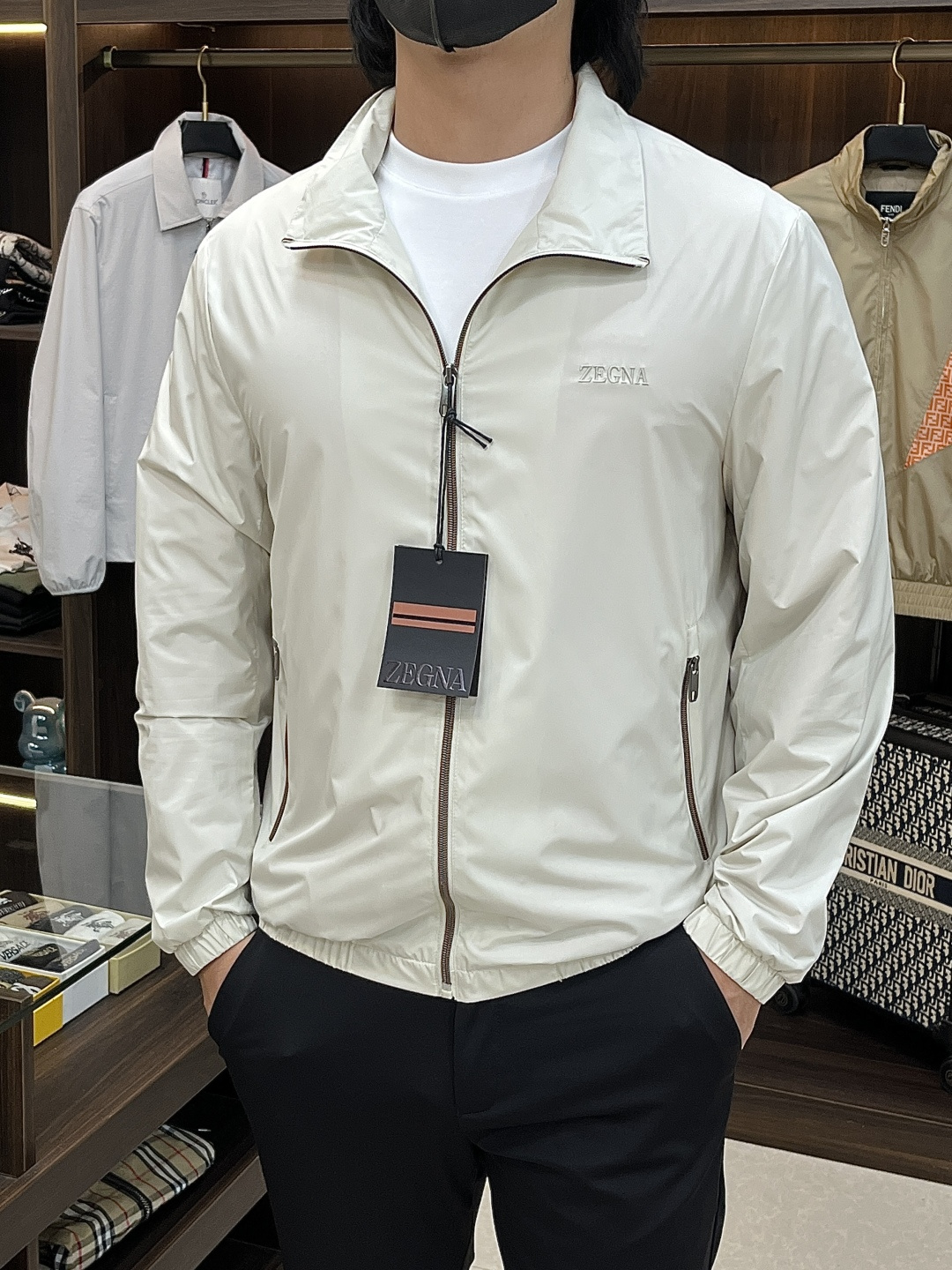 NO:745282,The main recommendation is Zegna's 2026 spring new release Zegna stand-up collar jacket, a popular spring design jacket with letter Logo embroidery. Wearing it makes you feel comfortable and slim, lazy and casual, combined with clean and simple colors, it is particularly attractive and suitable for daily wear~ We are launching sports items decorated with vibrant prints!  Sizes M-3XL Complete with three standards Shipping next day Color Black Khaki H2026 new model first release,,zegna,jackets & coats,jackets & coats,19860909主推 Zegna 2026春季新款发布杰尼亚立领夹克外套,设计春季爆款夹克外套,字母Logo 刺绣款,穿上就是舒适自在又显瘦的存在,慵懒而随性,结合干净简单的色系就特别耐看,适合日常穿着~倾情推出缀饰活力印花的运动单品！ 尺码M-3XL 三标齐全 隔天出货 颜色黑色 卡其色 H2026新款首发,,zegna,jackets & coats,jackets & coats,,Men's clothing