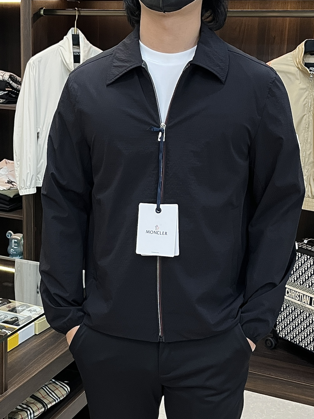 Moncler 2026春季新款发布❤️蒙口翻领夹克外套，设计春季爆款夹克外套，字母Logo 刺绣款，穿