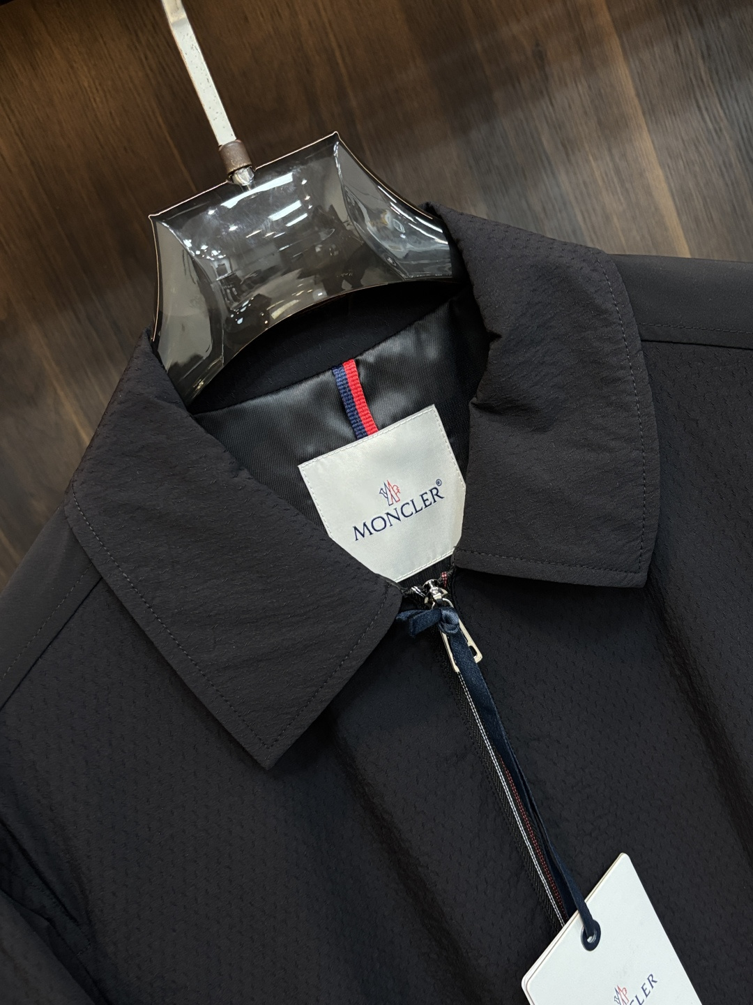Moncler 2026春季新款发布❤️蒙口翻领夹克外套，设计春季爆款夹克外套，字母Logo 刺绣款，穿