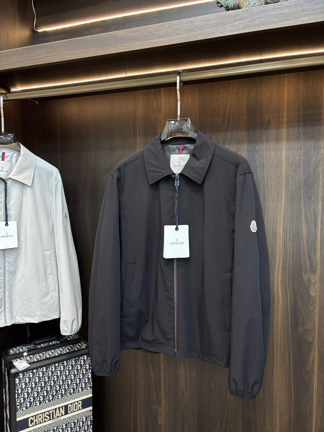 Moncler 2026春季新款发布❤️蒙口翻领夹克外套，设计春季爆款夹克外套，字母Logo 刺绣款，穿