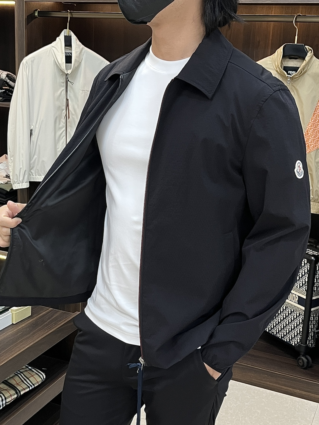 Moncler 2026春季新款发布❤️蒙口翻领夹克外套，设计春季爆款夹克外套，字母Logo 刺绣款，穿