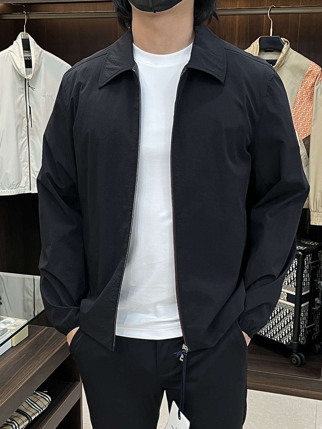 Moncler 2026春季新款发布❤️蒙口翻领夹克外套，设计春季爆款夹克外套，字母Logo 刺绣款，穿