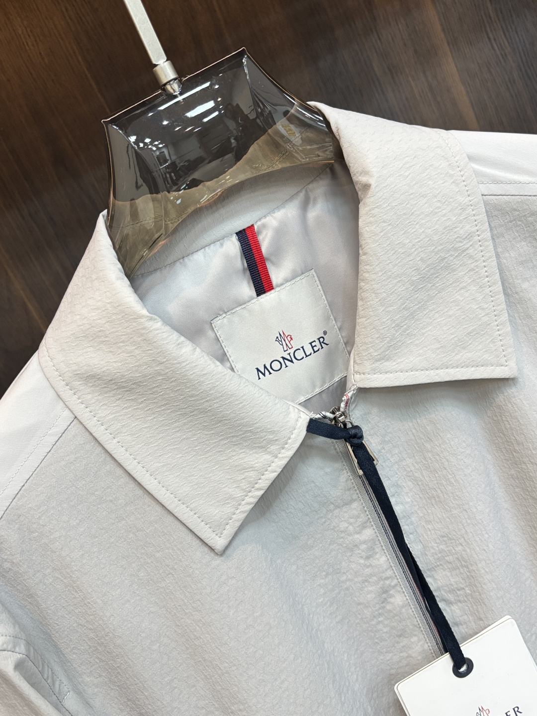 Moncler 2026春季新款发布❤️蒙口翻领夹克外套，设计春季爆款夹克外套，字母Logo 刺绣款，穿