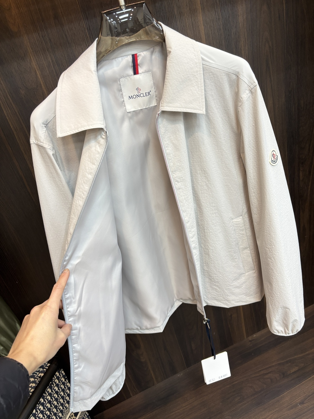 Moncler 2026春季新款发布❤️蒙口翻领夹克外套，设计春季爆款夹克外套，字母Logo 刺绣款，穿