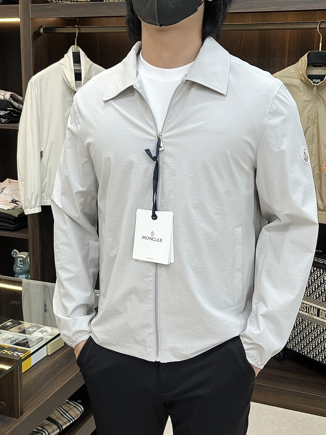 NO:745285,The main recommendation is Moncler's 2026 spring new release of the muffled lapel jacket, a hot spring design jacket with letter logo embroidery. It makes you feel comfortable and slim when you wear it. It is lazy and casual. It is particularly attractive when combined with clean and simple colors. It is suitable for daily wear~ We are launching sports items decorated with vibrant prints!  Sizes M-3XL Complete with three standards Shipping next day Color Black Khaki H2026 new model first release,,Moncler,jackets & coats,jackets & coats,19860909主推 Moncler 2026春季新款发布蒙口翻领夹克外套,设计春季爆款夹克外套,字母Logo 刺绣款,穿上就是舒适自在又显瘦的存在,慵懒而随性,结合干净简单的色系就特别耐看,适合日常穿着~倾情推出缀饰活力印花的运动单品！ 尺码M-3XL 三标齐全 隔天出货 颜色黑色 卡其色 H2026新款首发,,Moncler,jackets & coats,jackets & coats,,Men's clothing