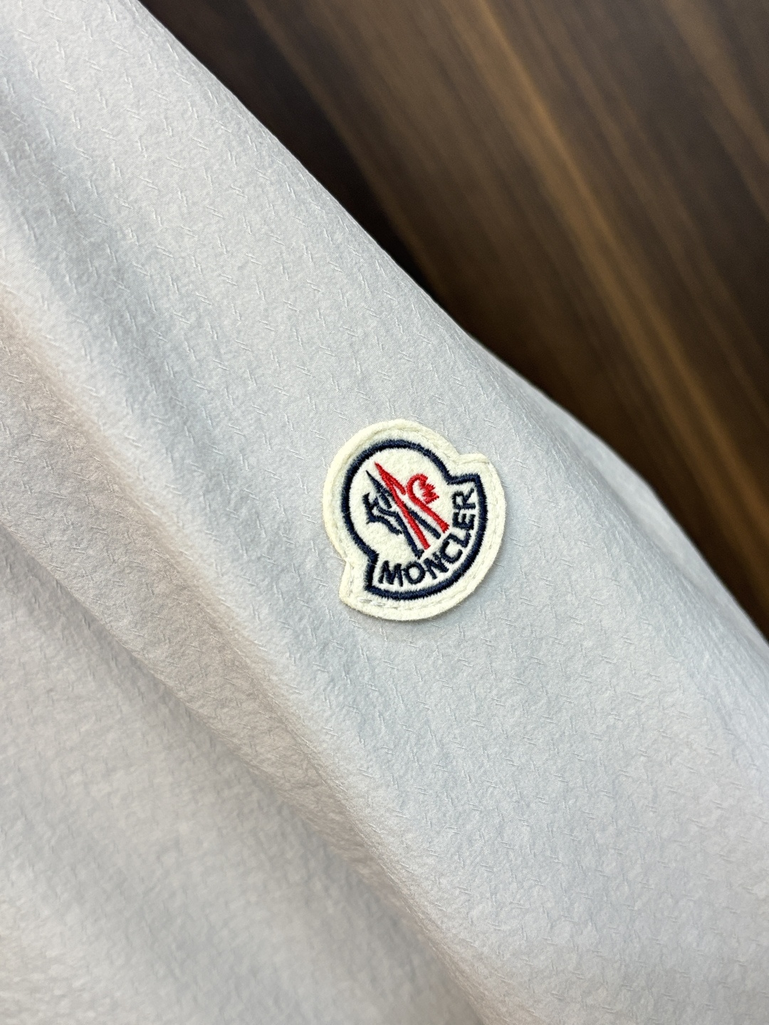 Moncler 2026春季新款发布❤️蒙口翻领夹克外套，设计春季爆款夹克外套，字母Logo 刺绣款，穿