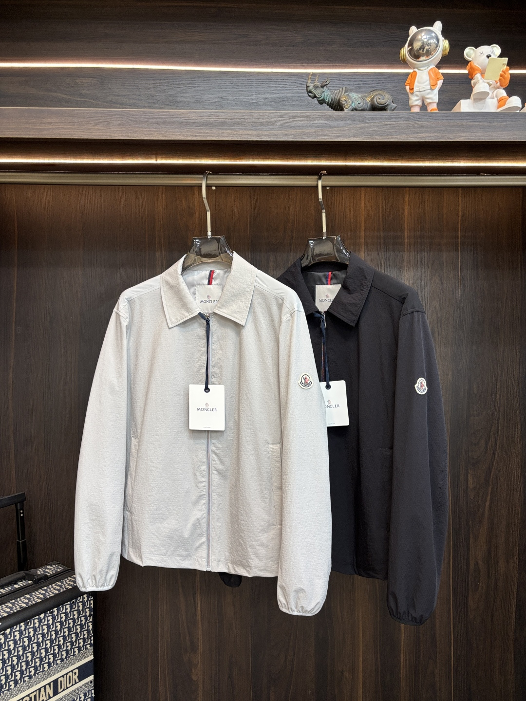 NO:746480,Moncler 2026 Spring New Style Releases the Mouth Lapel Jacket, a popular design for spring, with letter logo embroidery. It makes you feel comfortable and slim when you wear it. It is lazy and casual, and it is particularly attractive when combined with clean and simple colors. It is suitable for daily wear ~ We are launching sports items decorated with vibrant prints!  Sizes M-3XL, three complete standards, color black, khaki H2026 new release/G8829,,Moncler,jackets & coats,jackets & coats,19860909Moncler 2026春季新款发布蒙口翻领夹克外套,设计春季爆款夹克外套,字母Logo 刺绣款,穿上就是舒适自在又显瘦的存在,慵懒而随性,结合干净简单的色系就特别耐看,适合日常穿着~倾情推出缀饰活力印花的运动单品！ 尺码M-3XL 三标齐全 颜色黑色 卡其色 H2026新款首发/G8829,,Moncler,jackets & coats,jackets & coats,,Men's clothing