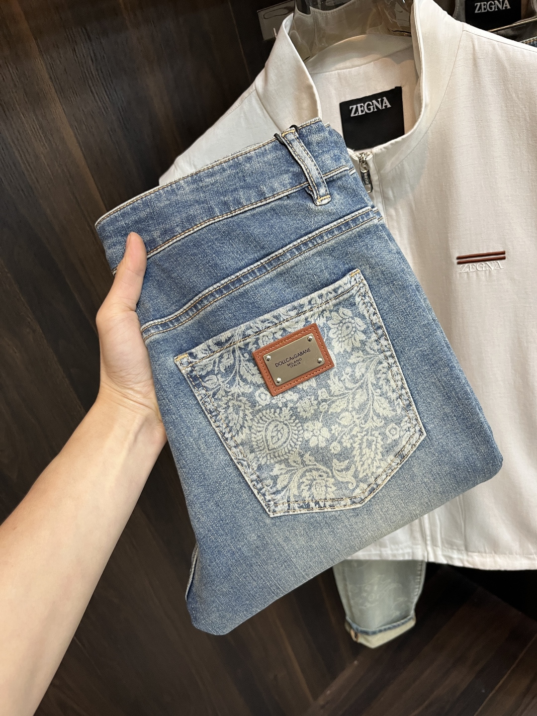 NO:746669,The main recommendation is D&G's exclusive supply of new Dolce & Gabbana trendy men's fashionable casual jeans, high-end European original trousers, trendy fashionable casual trousers with high breathability and comfort, impeccable details, brand element design concept, reflecting high quality. Presenting casual tailoring, the upper body shape is awesome!  Size 28-38 (no 37) H2026 new model debut,,Dolce&Gabbana,Dolce&Gabbana,jeans,19860909主推 D&G 独家专供新款杜嘉班纳潮男时尚休闲牛仔裤,高端欧版原单裤子,潮流时尚休闲裤子 透气舒适度高,细节无可挑剔,品牌元素设计理念,体现高品质.呈现休闲裁剪,上身版型超赞！ 码数28-38（无37） H2026新款首发,,Dolce&Gabbana,Dolce&Gabbana,jeans,,Men's clothing