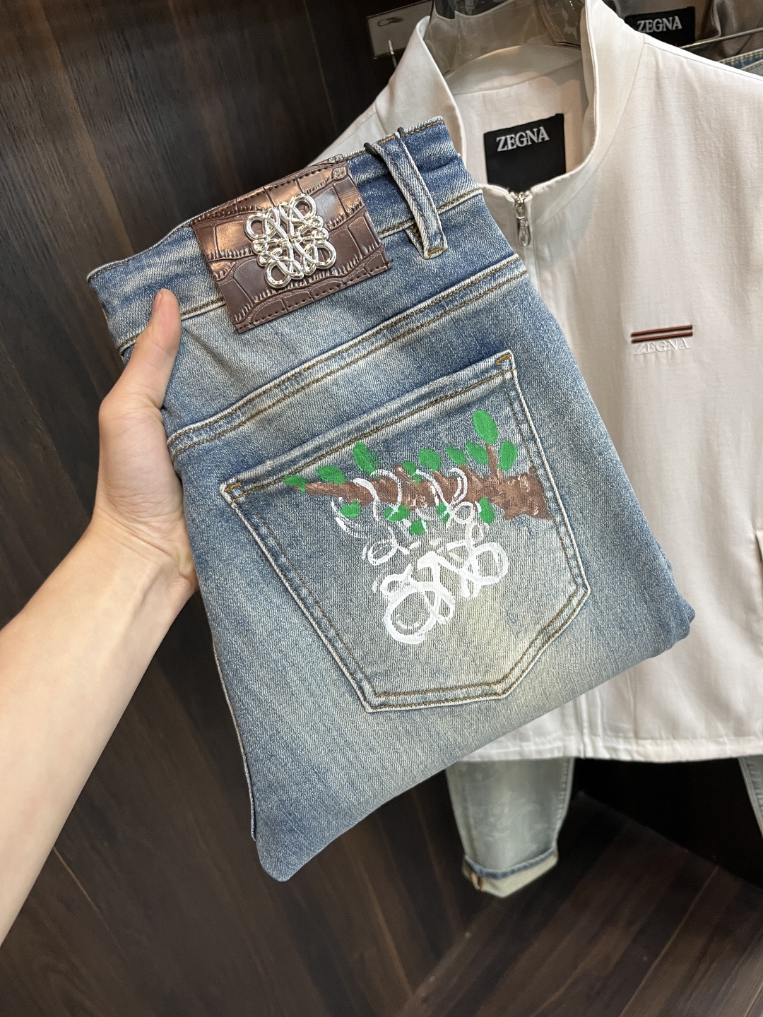 NO:746646,The main recommendation is Loewe's exclusive supply of new Loewe trendy men's fashion casual jeans, high-end European original trousers, trendy fashion casual trousers with high breathability and comfort, impeccable details, brand element design concept, reflecting high quality. Presenting casual tailoring, the upper body shape is awesome!  Code number 28-38 (no 37) H2026 new model debut,,loewe,loewe,jeans,19860909主推 Loewe 独家专供新款罗意威潮男时尚休闲牛仔裤,高端欧版原单裤子,潮流时尚休闲裤子 透气舒适度高,细节无可挑剔,品牌元素设计理念,体现高品质.呈现休闲裁剪,上身版型超赞！ 码数28-38（无37） H2026新款首发,,loewe,loewe,jeans,,Men's clothing