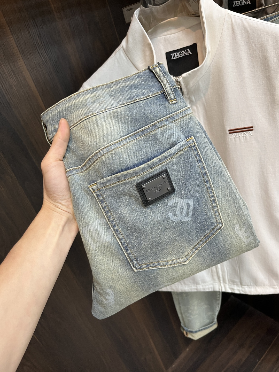 NO:746649,The main recommendation is D&G's exclusive supply of new Dolce & Gabbana trendy men's fashionable casual jeans, high-end European original trousers, trendy fashionable casual trousers with high breathability and comfort, impeccable details, brand element design concept, reflecting high quality. Presenting casual tailoring, the upper body shape is awesome!  Size 28-38 (no 37) H2026 new model debut,,Dolce&Gabbana,Dolce&Gabbana,jeans,19860909主推 D&G 独家专供新款杜嘉班纳潮男时尚休闲牛仔裤,高端欧版原单裤子,潮流时尚休闲裤子 透气舒适度高,细节无可挑剔,品牌元素设计理念,体现高品质.呈现休闲裁剪,上身版型超赞！ 码数28-38（无37） H2026新款首发,,Dolce&Gabbana,Dolce&Gabbana,jeans,,Men's clothing