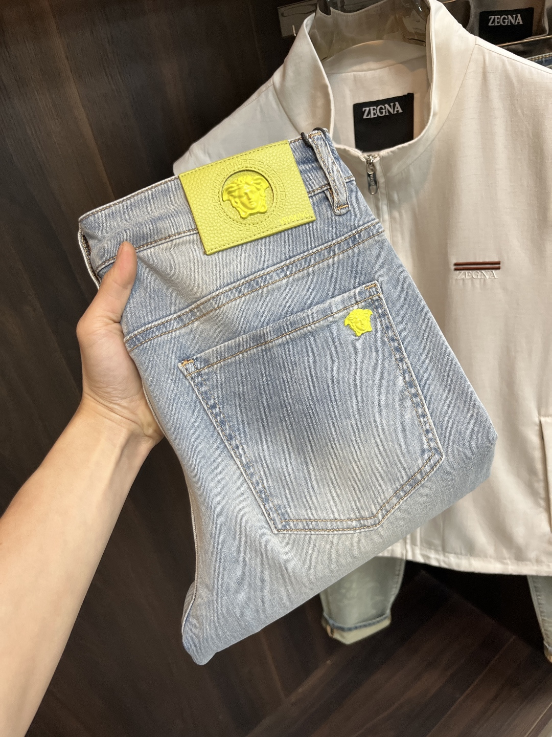 NO:927224,The main recommendation is Versace's exclusive supply of new Versace men's fashionable casual jeans, high-end European original trousers, trendy fashionable casual trousers with high breathability and comfort, impeccable details, brand element design concept, reflecting high quality. It presents casual tailoring, and the upper body shape is awesome!  Code number 28-38 (no 37) H2026 new model debut,,versace,versace,jeans,19860909主推Versace 独家专供新款范思哲潮男时尚休闲牛仔裤,高端欧版原单裤子,潮流时尚休闲裤子 透气舒适度高,细节无可挑剔,品牌元素设计理念,体现高品质.呈现休闲裁剪,上身版型超赞！ 码数28-38（无37） H2026新款首发,,versace,versace,jeans,,Men's clothing