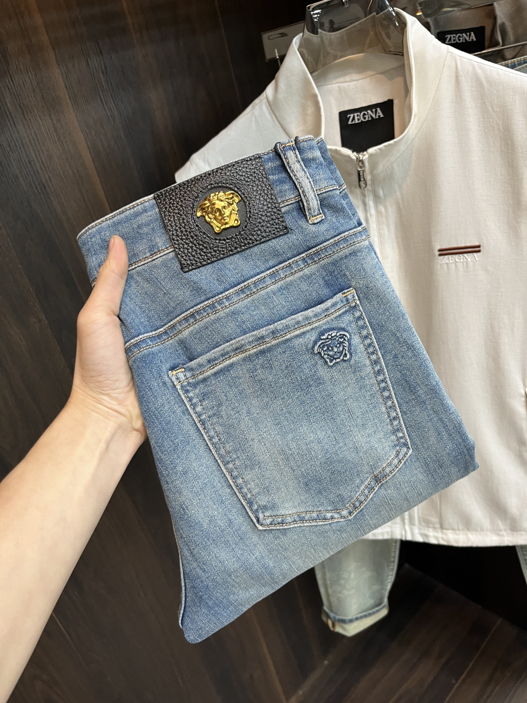 NO:746652,The main recommendation is Versace's exclusive supply of new Versace men's fashionable casual jeans, high-end European original trousers, trendy fashionable casual trousers with high breathability and comfort, impeccable details, brand element design concept, reflecting high quality. Presenting casual tailoring, the upper body shape is awesome!  Code number 28-38 (no 37) H2026 new model debut,,versace,versace,jeans,19860909主推 Versace 独家专供新款范思哲潮男时尚休闲牛仔裤,高端欧版原单裤子,潮流时尚休闲裤子 透气舒适度高,细节无可挑剔,品牌元素设计理念,体现高品质.呈现休闲裁剪,上身版型超赞！ 码数28-38（无37） H2026新款首发,,versace,versace,jeans,,Men's clothing