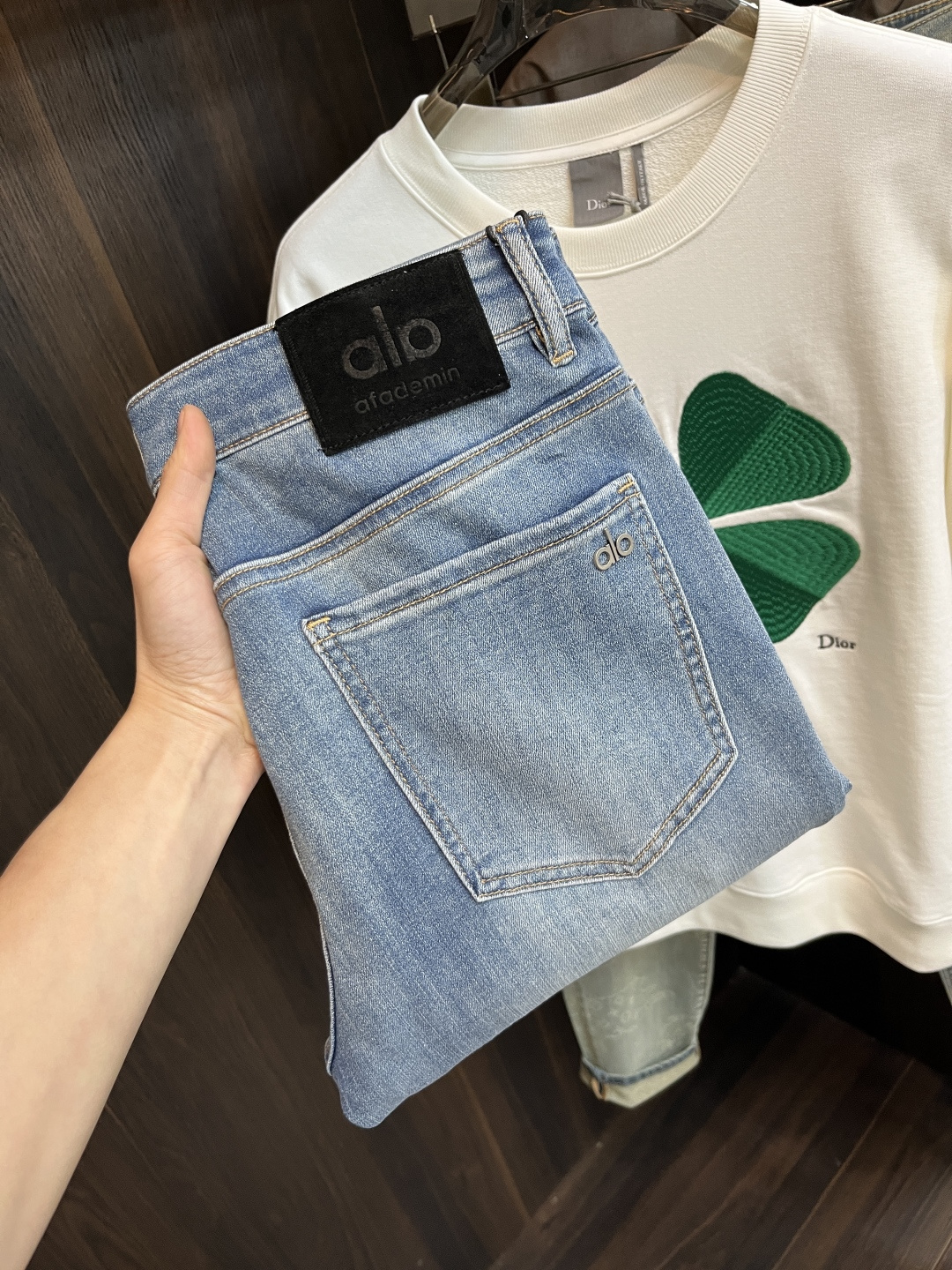 NO:746655,Mainly recommended by alo, the new alo trendy men's fashionable casual jeans, high-end European original trousers, trendy fashionable casual trousers, with high breathability and comfort, impeccable details, brand element design concept, reflecting high quality. Presenting casual tailoring, the upper body shape is awesome!  Code number 28-38 (no 37) H2026 new model debut,,jeans,19860909主推 alo 独家专供新款alo潮男时尚休闲牛仔裤,高端欧版原单裤子,潮流时尚休闲裤子 透气舒适度高,细节无可挑剔,品牌元素设计理念,体现高品质.呈现休闲裁剪,上身版型超赞！ 码数28-38（无37） H2026新款首发,,jeans,,Men's clothing