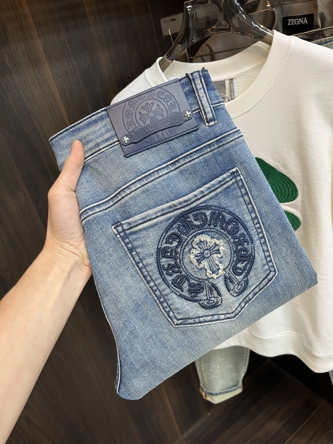 NO:746658,The main recommendation is Croxin. It exclusively provides the new Croxin trendy men's fashionable casual jeans, high-end European original trousers, trendy fashionable casual trousers with high breathability and comfort, impeccable details, brand element design concept, reflecting high quality. It presents casual tailoring and the upper body shape is awesome!  Code number 28-38 (no 37) H2026 new model debut,,chrome hearts,jeans,19860909主推 克罗心 独家专供新款克罗心潮男时尚休闲牛仔裤,高端欧版原单裤子,潮流时尚休闲裤子 透气舒适度高,细节无可挑剔,品牌元素设计理念,体现高品质.呈现休闲裁剪,上身版型超赞！ 码数28-38（无37） H2026新款首发,,chrome hearts,jeans,,Men's clothing