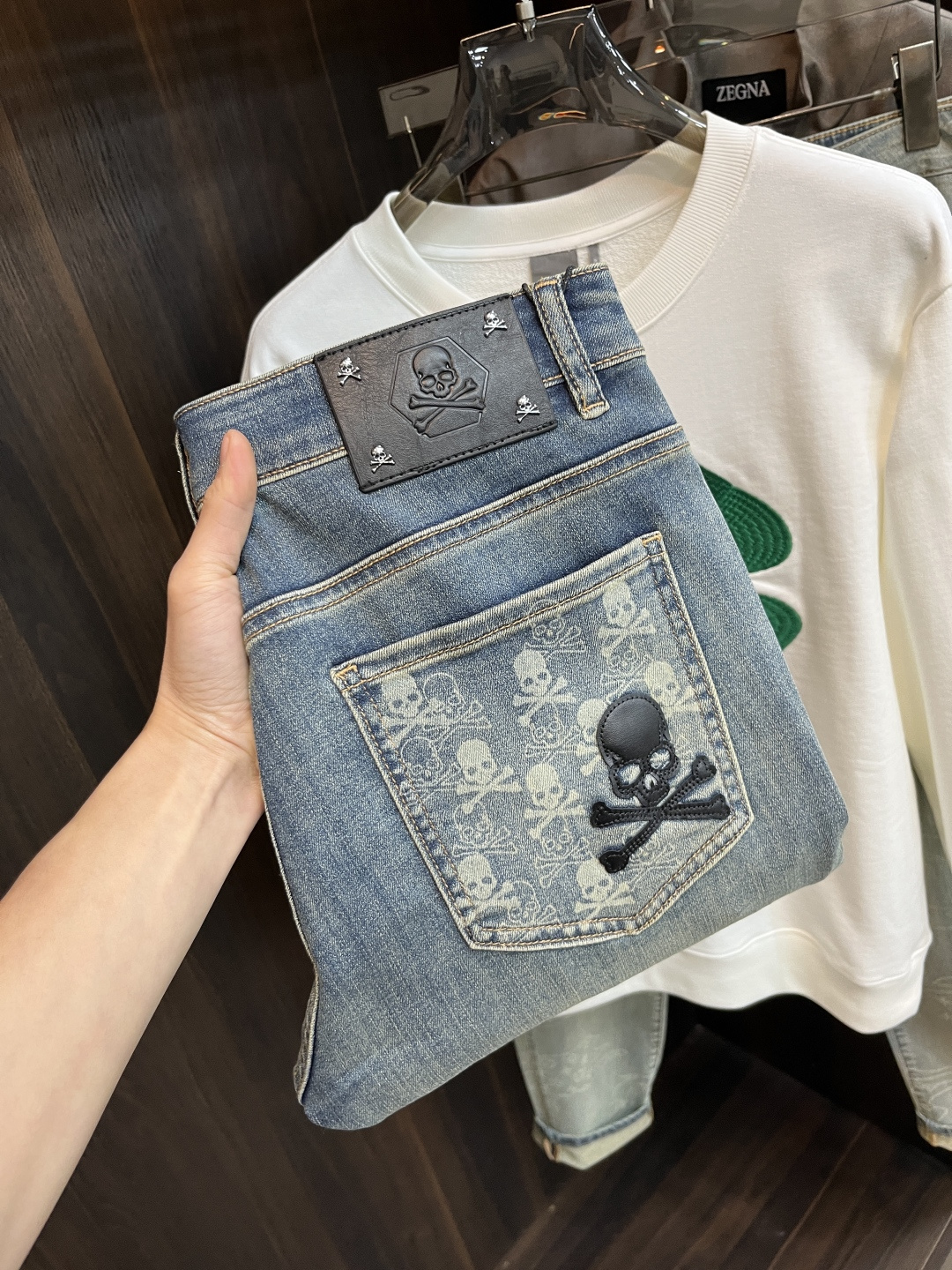 NO:746664,The main recommendation is PP's exclusive supply of new Philip trendy men's fashionable casual jeans, high-end European original trousers, trendy fashionable casual trousers with high breathability and comfort, impeccable details, brand element design concept, reflecting high quality. Presenting casual tailoring, the upper body shape is awesome!  Code number 28-38 (no 37) H2026 new model debut,,PHILIPP PLEIN,jeans,19860909主推 PP 独家专供新款菲利普潮男时尚休闲牛仔裤,高端欧版原单裤子,潮流时尚休闲裤子 透气舒适度高,细节无可挑剔,品牌元素设计理念,体现高品质.呈现休闲裁剪,上身版型超赞！ 码数28-38（无37） H2026新款首发,,PHILIPP PLEIN,jeans,,Men's clothing