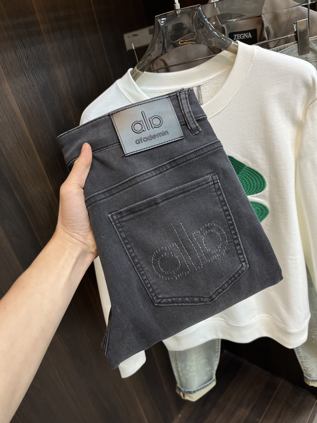 NO:746667,Mainly recommended by alo, the new alo trendy men's fashionable casual jeans, high-end European original trousers, trendy fashionable casual trousers, with high breathability and comfort, impeccable details, brand element design concept, reflecting high quality. Presenting casual tailoring, the upper body shape is awesome!  Code number 28-38 (no 37) H2026 new model debut,,jeans,19860909主推 alo 独家专供新款alo潮男时尚休闲牛仔裤,高端欧版原单裤子,潮流时尚休闲裤子 透气舒适度高,细节无可挑剔,品牌元素设计理念,体现高品质.呈现休闲裁剪,上身版型超赞！ 码数28-38（无37） H2026新款首发,,jeans,,Men's clothing