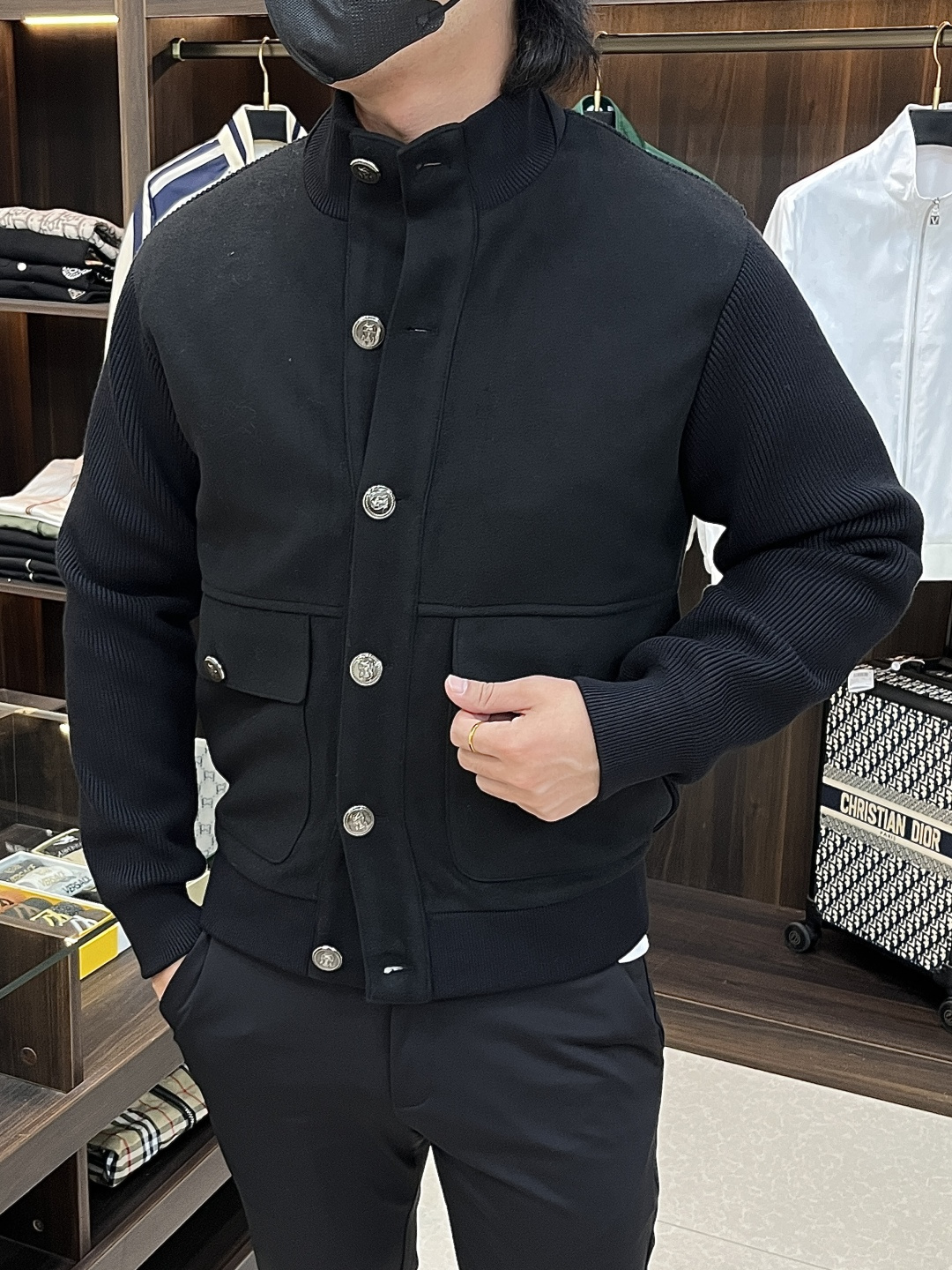 NO:746671,The main recommendation is BC's new classic double cashmere jacket. The design is retro and practical. It has small lapels, metal buttons and large pockets on both sides. The hem and cuffs are ribbed knitted. The overall style is a fusion of American retro and Japanese. It can be used as a layering tool or worn alone. It is suitable for autumn and winter to create a layered look. It can easily control different occasions. The style is novel and unique, highly recommended!  Color black code number 48 50 52 54 56 58 60 H2026,,jackets & coats,19860909主推 BC新款经典双拼山羊绒外套,设计复古又实用,带有小翻领,金属纽扣和双侧大口袋,下摆和袖口采用罗纹针织拼接,整体风格偏美式复古与日系融合.它既可作为叠穿利器,也能单独外穿,适合秋冬季节打造层次感造型.轻松驾驭不同场合.款式新颖独特,强烈推荐！ 颜色黑色 码数48 50 52 54 56 58 60 H2026,,jackets & coats,,Men's clothing