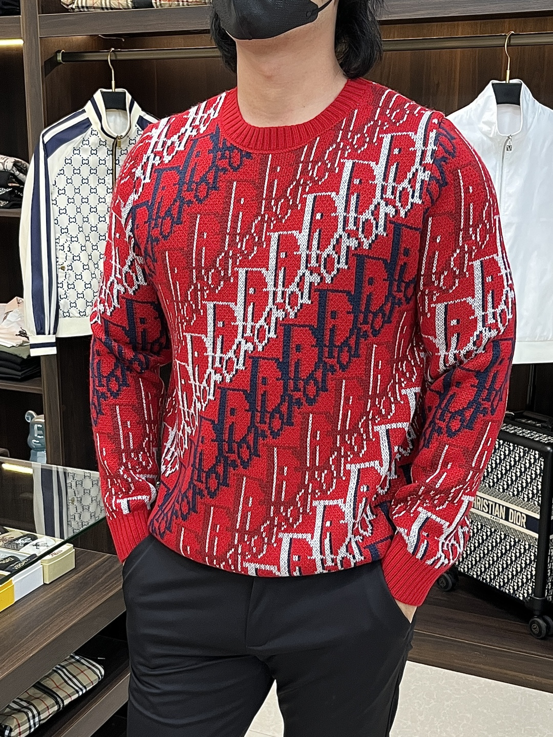 NO:746674,The main recommendation is Dior's new jacquard sweater. This sweater highlights Dior's classic Oblique print pattern. It is carefully made of red sheep wool jacquard fabric and decorated with Oblique prints throughout, adding freshness to the classic silhouette. It can add personality to various casual looks. Highly recommended!  Color Red Size S M L XL H2026,,dior,19860909主推 Dior 家新款提花针织衫,这款针织衫突显Dior经典的Oblique印花图案.采用红色绵羊毛提花面料精心制作,通体饰以Oblique印花,为经典廓形增添清新气质.可为各式休闲造型增添个性风格.强烈推荐！ 颜色红色 码数S M L XL H2026,,dior,,Men's clothing