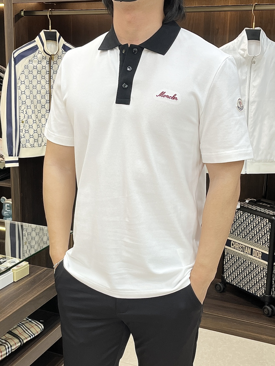 NO:746676,The main recommendation is Moncler's new Polo shirt. This is a classic yet detailed Polo shirt. It is designed with contrasting colors. The contrasting lapels and placket are in sharp contrast. There is an exquisite embroidered logo on the left chest. The overall tailoring is neat and the fabric texture is delicate. It is a 'high-end item' among the versatile basic styles. Whether it is daily commuting, leisure travel, or light business occasions, it can be easily controlled and is a must-have for the spring and summer wardrobe. Highly recommended!  Color Black White Size S M L XL H2026,,19860909主推 Moncler 蒙家新款Polo衫,这是一款经典又不失细节的Polo衫,采用撞色设计,撞色翻领与门襟形成鲜明对比,左胸处有精致刺绣Logo,整体剪裁利落,面料质感细腻,属于百搭基础款中的'高级感单品'.无论是日常通勤,休闲出游,还是轻商务场合,它都能轻松驾驭,是春夏衣橱的必备之选.强烈推荐！ 颜色黑色 白色 码数S M L XL H2026,,,Men's clothing