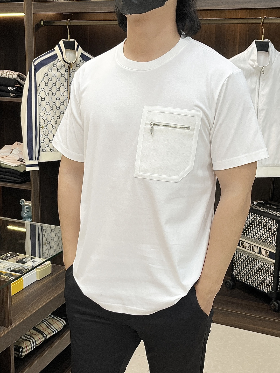 NO:746678,The main recommendation is Fendi's new T-shirt, which adopts a classic round neck design and is decorated with the iconic FF printed zipper pocket on the chest. It is both recognizable and practical. It is a representative of the brand's iconic street luxury style. The material is high-quality cotton and the loose fit is suitable for creating a casual yet high-end look. Whether it is for daily outings or paired with high-end items, it can become the focus of the eye. Color Black Royal Blue White Size S M LXL  H2026,,fendi,tees,t-shirt,19860909主推 Fendi 新款T恤,采用经典圆领设计,胸前饰有标志性FF印花的拉链口袋,兼具辨识度与实用感,是品牌标志性街头奢华风格的代表.材质为优质棉质,版型宽松,适合打造随性又不失高级感的造型.无论是日常出街还是搭配高阶单品,它都能成为视觉焦点. 颜色黑色 宝蓝色 白色 码数S M LXL H2026,,fendi,tees，t-shirt,,Men's clothing