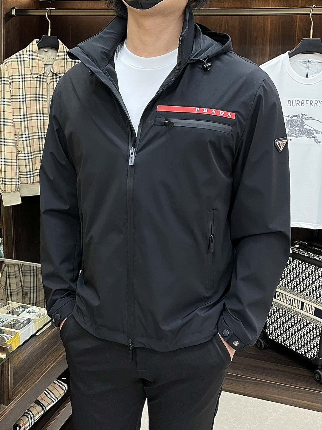 NO:746682,The main recommendation for Prada's 2026 spring new release is the Prada hooded jacket, a popular spring jacket with a hidden hood design. It makes you feel comfortable and slim when you wear it. It is lazy and casual. It is particularly attractive when combined with clean and simple colors. It is suitable for daily wear ~ We are launching sports items decorated with vibrant prints!  Sizes M-3XL, complete with three standards, shipped next day, color black, H2026 new model debut,, prada, prada, jackets & coats, jackets & coats, hats,19860909主推 Prada 2026春季新款发布普拉达连帽夹克外套,春季爆款夹克外套,隐藏帽设计,穿上就是舒适自在又显瘦的存在,慵懒而随性,结合干净简单的色系就特别耐看,适合日常穿着~倾情推出缀饰活力印花的运动单品！ 尺码M-3XL 三标齐全 隔天出货 颜色黑色 H2026新款首发,,prada,prada,jackets & coats,jackets & coats,hats,,Men's clothing