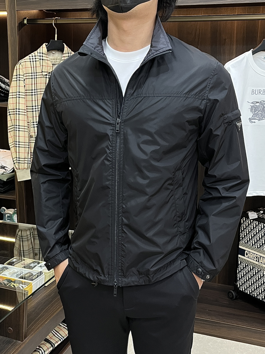 NO:746686,The main recommendation is Prada's new spring 2026 Prada jacket, a popular spring jacket. It is comfortable and slim when worn. It is lazy and casual. It is particularly attractive when combined with clean and simple colors. It is suitable for daily wear~ We are launching sports items decorated with vibrant prints!  Sizes M-3XL Complete with three standards Shipping next day Color Black Gray H2026 new model debut, prada, prada, jackets & coats, jackets & coats,19860909主推 Prada 2026春季新款发布普拉达夹克外套,春季爆款夹克外套,穿上就是舒适自在又显瘦的存在,慵懒而随性,结合干净简单的色系就特别耐看,适合日常穿着~倾情推出缀饰活力印花的运动单品！ 尺码M-3XL 三标齐全 隔天出货 颜色黑色 灰色 H2026新款首发,,prada,prada,jackets & coats,jackets & coats,,Men's clothing