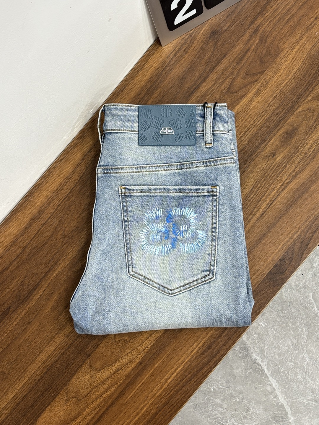 NO:761296,The main recommendation is Balencaiga's exclusive supply of new Balenciaga trendy men's fashionable casual jeans, high-end European original trousers, trendy fashionable casual trousers with high breathability and comfort, impeccable details, brand element design concept, reflecting high quality. Presenting casual tailoring, the upper body shape is awesome!  Code number 28-38 (no 37) H2026 new model debut,,balenciaga,balenciaga,jeans,19860909主推 Balencaiga 独家专供新款巴黎世家潮男时尚休闲牛仔裤,高端欧版原单裤子,潮流时尚休闲裤子 透气舒适度高,细节无可挑剔,品牌元素设计理念,体现高品质.呈现休闲裁剪,上身版型超赞！ 码数28-38（无37） H2026新款首发,,balenciaga,balenciaga,jeans,,Men's clothing