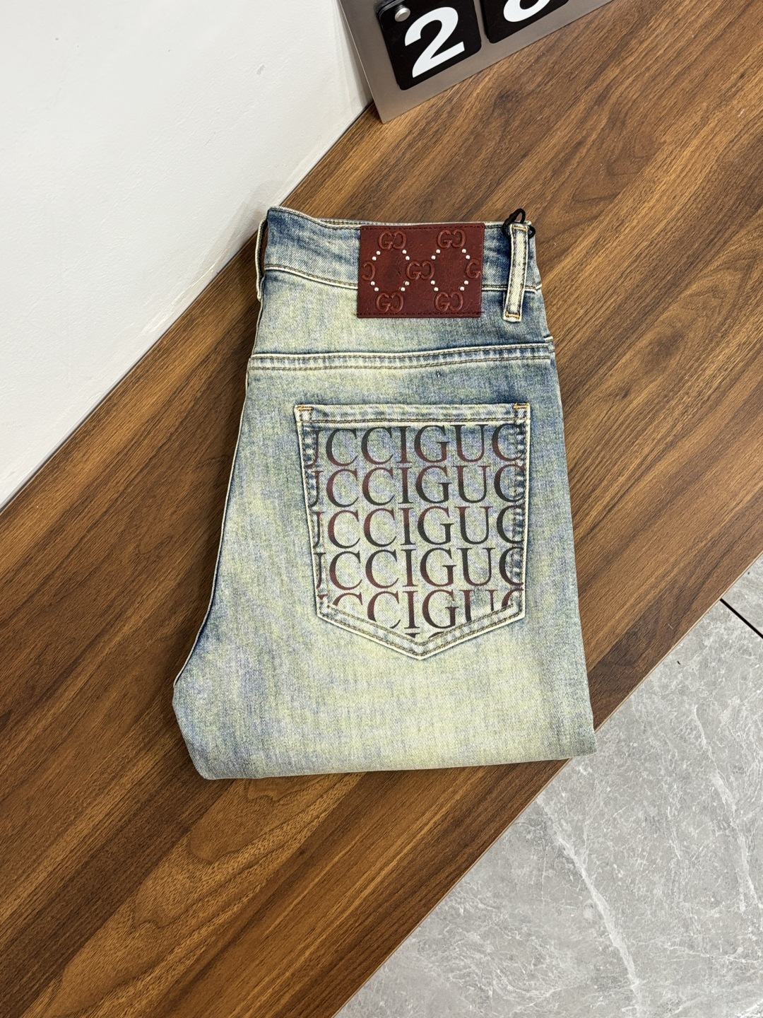 NO:761301,The main recommendation is Gucci's exclusive new Gucci men's fashionable casual jeans, high-end European original trousers, trendy fashionable casual trousers with high breathability and comfort, impeccable details, brand element design concept, reflecting high quality. Presenting casual tailoring, the upper body shape is awesome!  Code number 28-38 (no 37) H2026 new model debut,,gucci,gucci,jeans,19860909主推 Gucci 独家专供新款古驰潮男时尚休闲牛仔裤,高端欧版原单裤子,潮流时尚休闲裤子 透气舒适度高,细节无可挑剔,品牌元素设计理念,体现高品质.呈现休闲裁剪,上身版型超赞！ 码数28-38（无37） H2026新款首发,,gucci,gucci,jeans,,Men's clothing