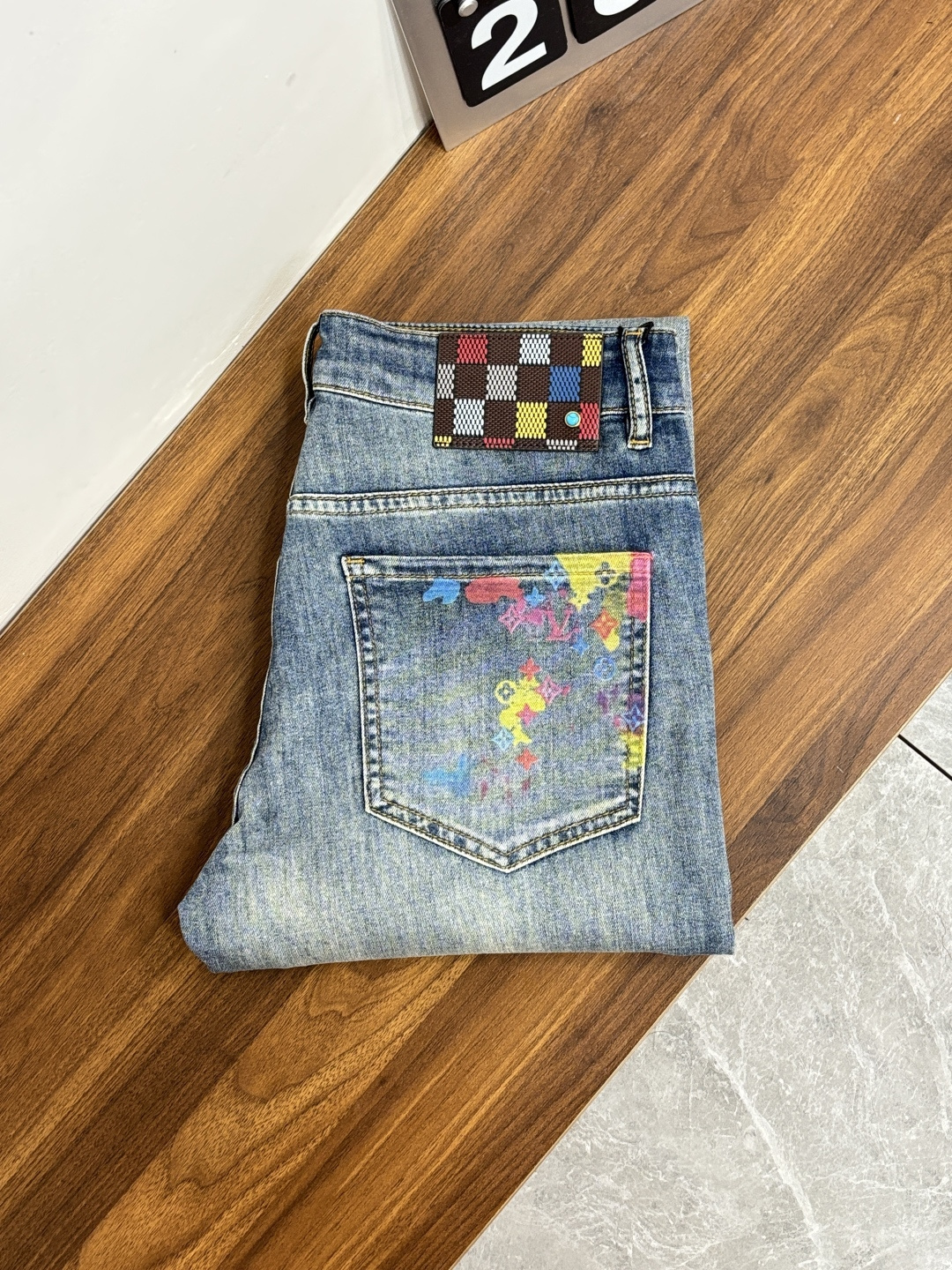 NO:761306,The main recommendation is LV's exclusive new donkey brand trendy men's fashionable casual jeans, high-end European original trousers, trendy fashionable casual trousers with high breathability and comfort, impeccable details, brand element design concept, reflecting high quality. Presenting casual tailoring, the upper body shape is awesome!  Code number 28-38 (no 37) H2026 new model debut,,louis vuitton,louis vuitton,jeans,19860909主推 LV 独家专供新款驴牌潮男时尚休闲牛仔裤,高端欧版原单裤子,潮流时尚休闲裤子 透气舒适度高,细节无可挑剔,品牌元素设计理念,体现高品质.呈现休闲裁剪,上身版型超赞！ 码数28-38（无37） H2026新款首发,,louis vuitton,louis vuitton,jeans,,Men's clothing